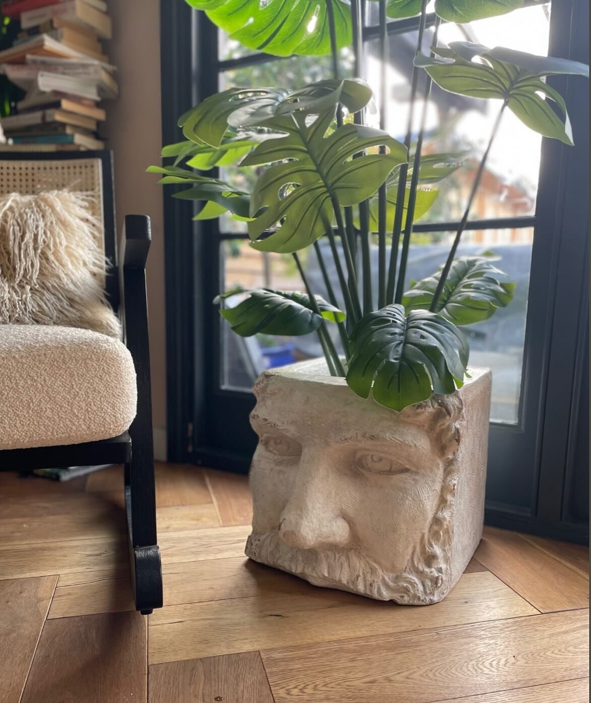 Sunday vibes with our stone effect planter ❤️

#plants #fauxplants #indoorplants #classicaldecor #romandecor