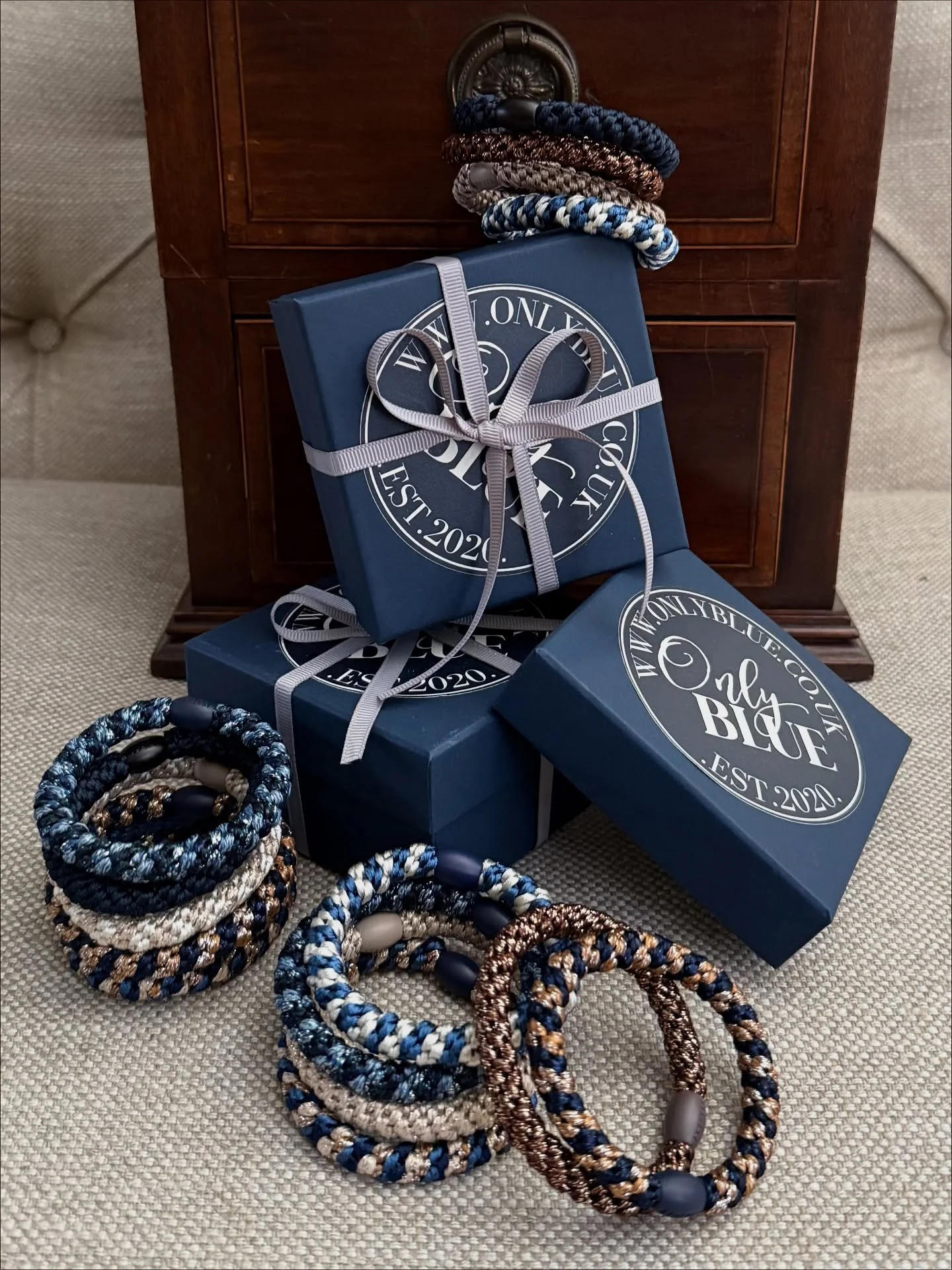 Meet our 3 new gorgeous autumn KKnekki hairband colours! 
🤎Chocolate Brown + Gold Thread
💙Dark Navy
🤍Soft Cream + Gold Thread Velvet
And for an extra treat if you Buy 6 hairbands @ £18.00 we’ll wrap them in a gorgeous navy gift box wi