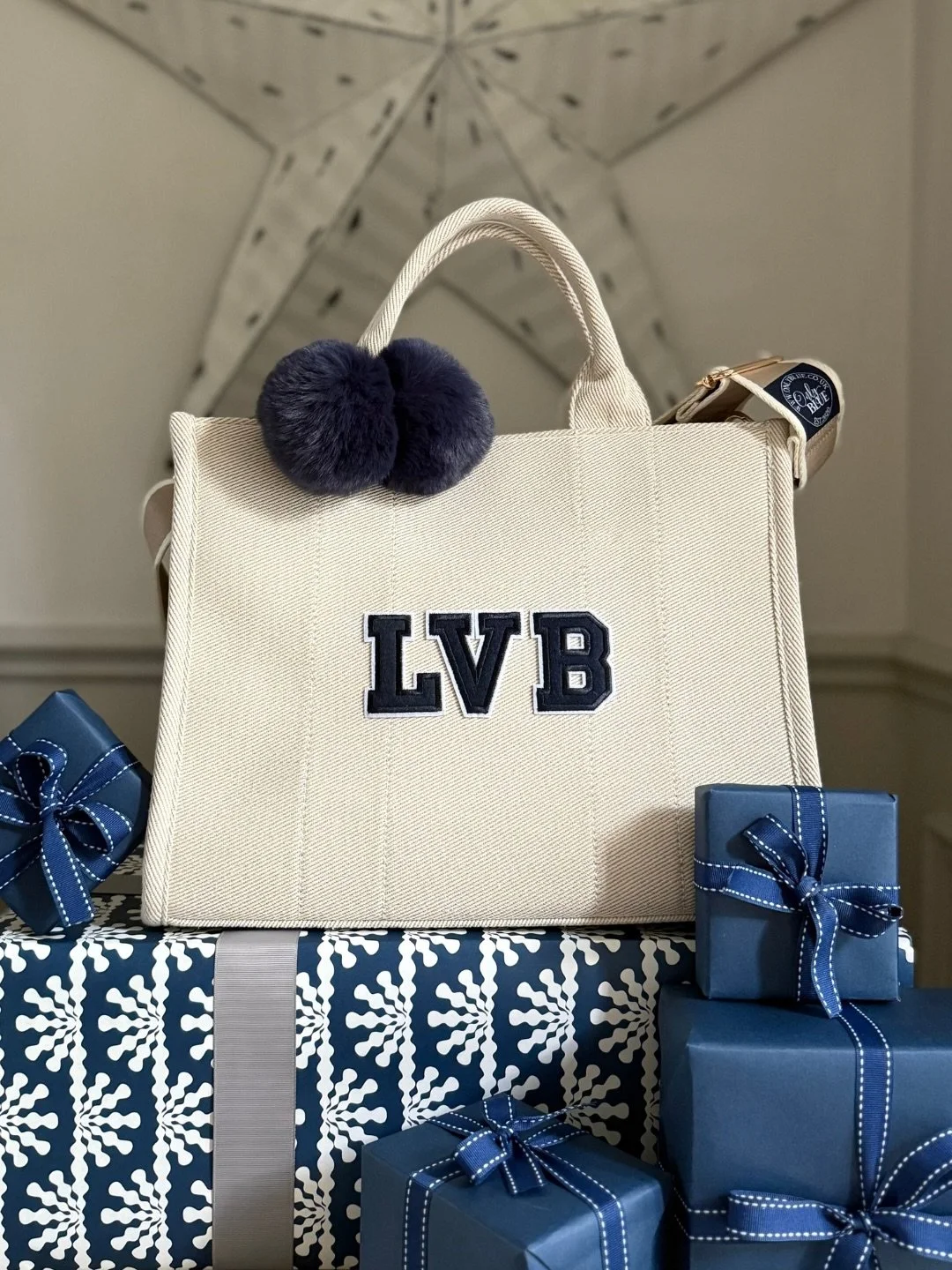 Countdown to Christmas: 1 month to go! 

Step into the Christmas  season with the Hampton Mini Tote! 
Your go-to bag for festive lunches, brunches with the girls, and everything in between.

Cream twill fabric, Structured, chic silhouette &amp; Navy 