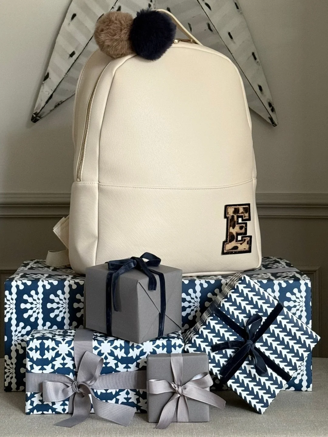 Am I the only one who still hasn&rsquo;t put their Christmas decorations up yet? 😬
The festive FOMO is real &amp; I might cave soon! 

But it&rsquo;s back to work for me as I finish up the last of the lovely orders from the last three crazy busy Chr