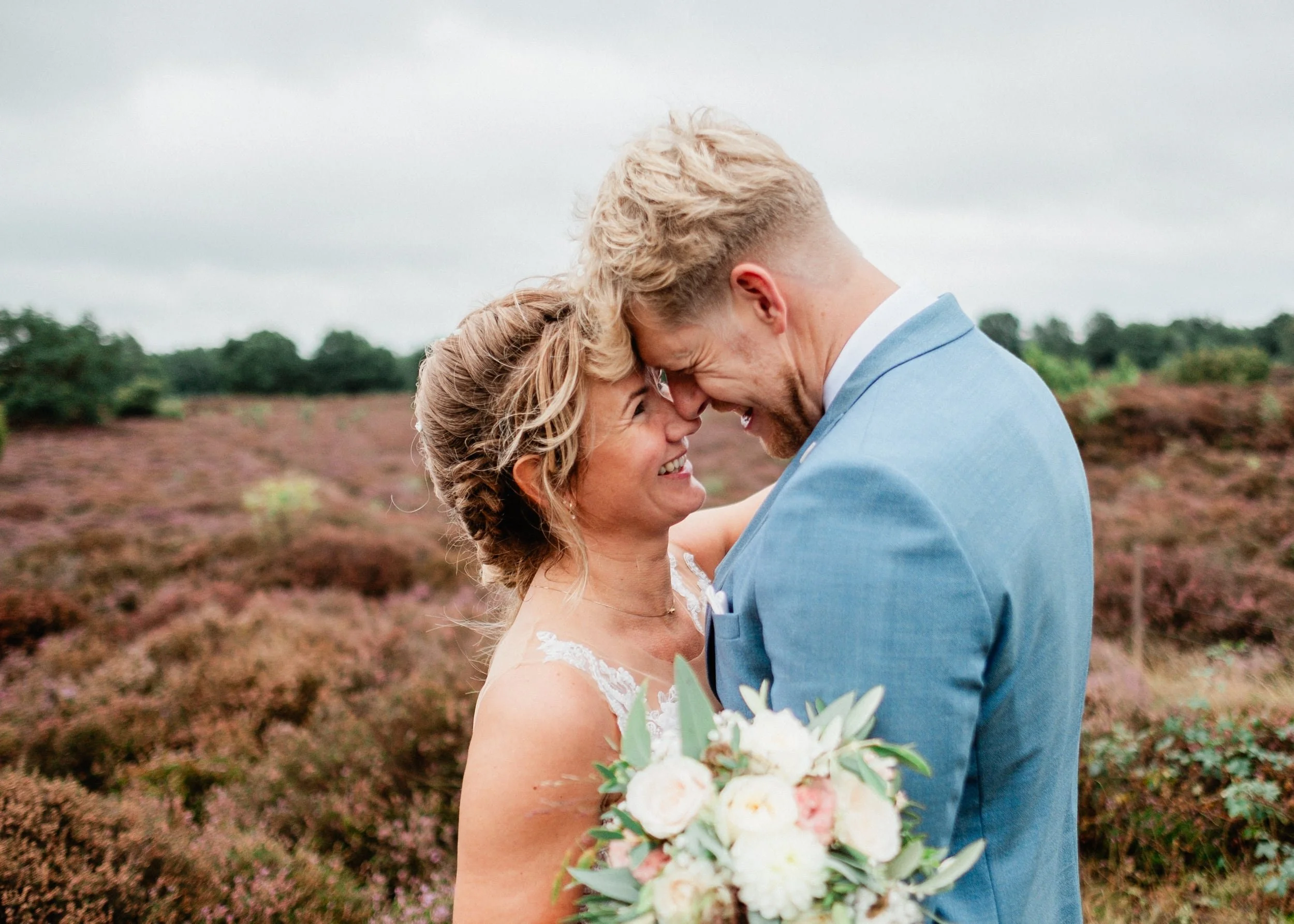 Bruid en bruidegom kijken elkaar liefdevol aan tijdens hun bruiloft