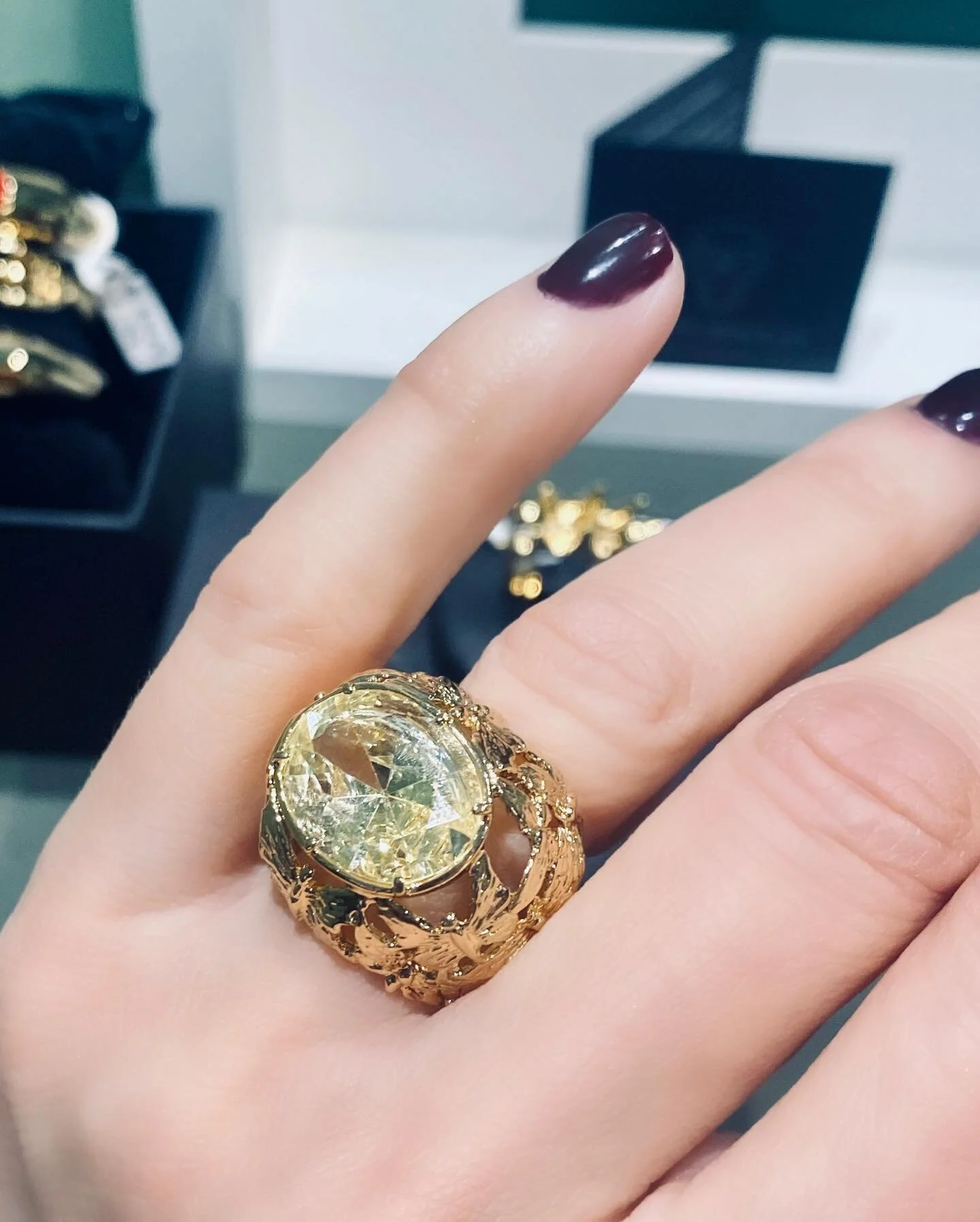 Scommettiamo che hai gi&agrave; voglia di shopping?
-
-
-
In foto: anello @bernarddelettrezofficial 

📍Via Solferino 12 Milano
📍Corso Di Porta Vittoria 38 Milano

#gioielleria#gioilleriamilano#gioiellimilano#gioiellipersonalizzati#fashioninspo#stre