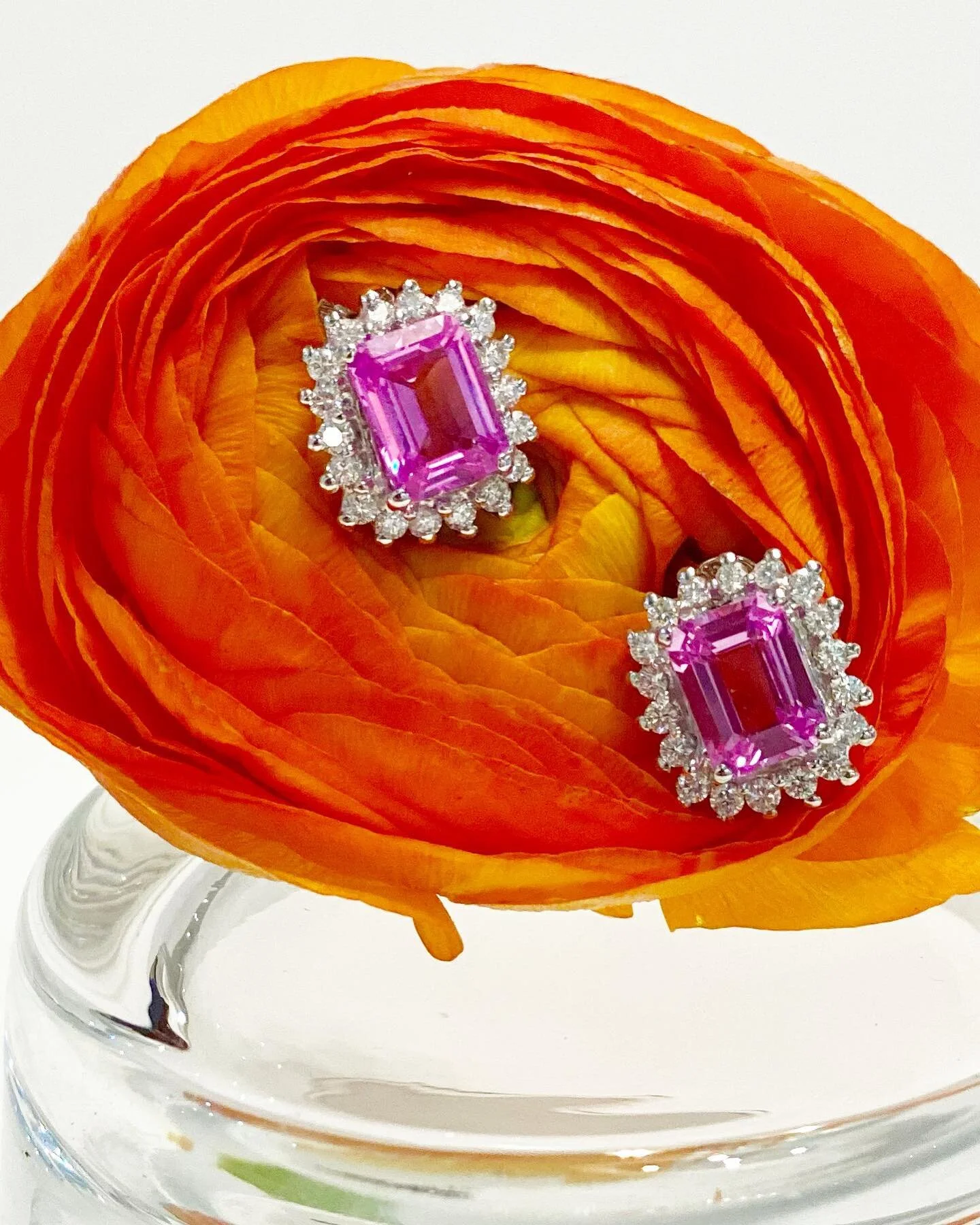 Perfetti per esprimere il tuo amore per qualcuno di speciale o semplicemente per celebrare il tuo cuore romantico
-
-
-
In foto: orecchini in oro bianco 18k con zaffiri rosa e diamanti 

📍Via Solferino 12 Milano
📍Corso Di Porta Vittoria 38 Milano

