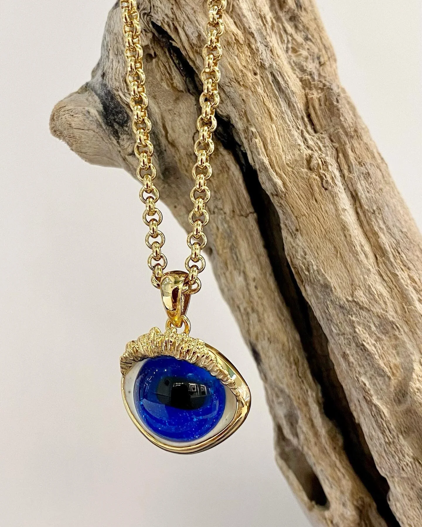 &ldquo;L&rsquo;occhio &eacute; l&rsquo;intenzione del cuore&rdquo;
-
-
-
In foto: girocollo in bronzo placcato oro giallo con ciondolo smaltato a fuoco

📍Via Solferino 12 Milano
📍Corso Di Porta Vittoria 38 Milano

#gioielleria#gioilleriamilano#gioi