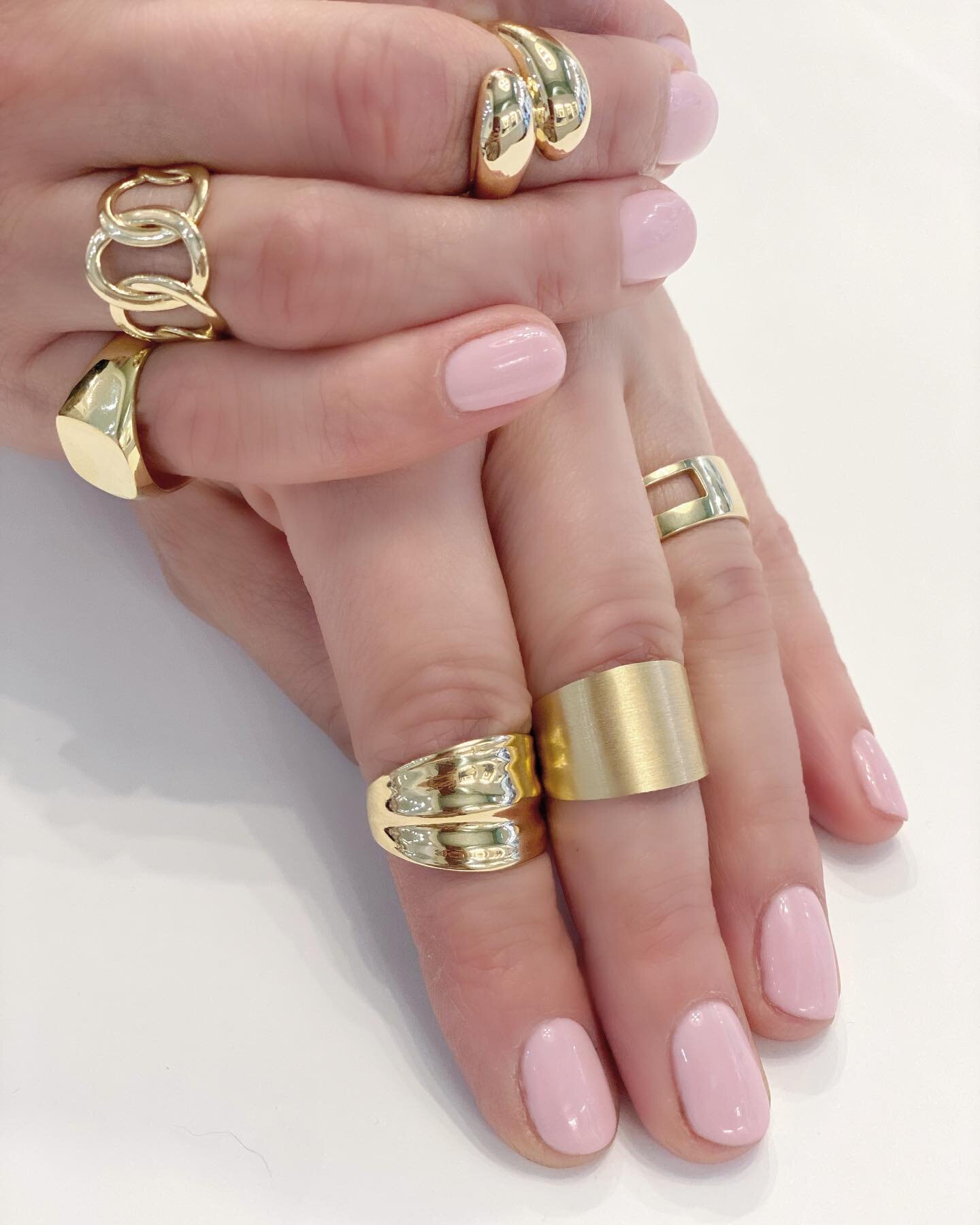 L&rsquo;eleganza non ha bisogno di essere complicata&hellip;
-
- 
-
In foto: anelli in oro 18k

📍Via Solferino 12 Milano
📍Corso Di Porta Vittoria 38 Milano

#gioielleria#gioilleriamilano#gioiellimilano#orologi#orologiouomo#orologiodonna#fashioninsp