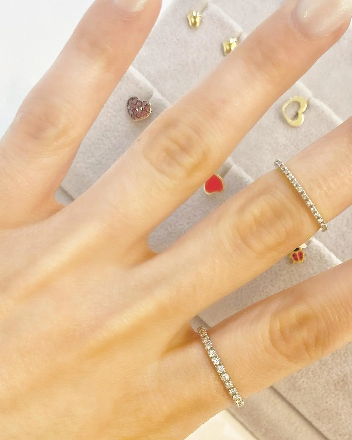 Anche delle piccole fedine possono raccontare una grande storia d&rsquo;amore 
-
-
-
In foto: fedine di brillanti montate in oro bianco 18k

📍Via Solferino 12 Milano
📍Corso Di Porta Vittoria 38 Milano

#gioielleria#gioilleriamilano#gioiellimilano#o