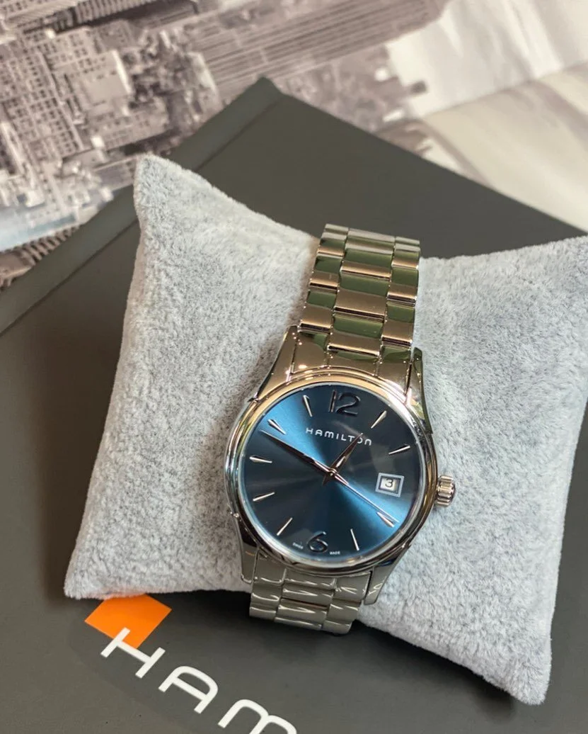 Lo stile semplice e sobrio del Jazzmaster Lady dona un look elegante e di classe. Unica nel suo genere, la collezione offre diverse misure di quadrante e combinazioni di cinturini che consentono di soddisfare ogni gusto.
-
-
-
In foto: JAZZMASTER
LAD