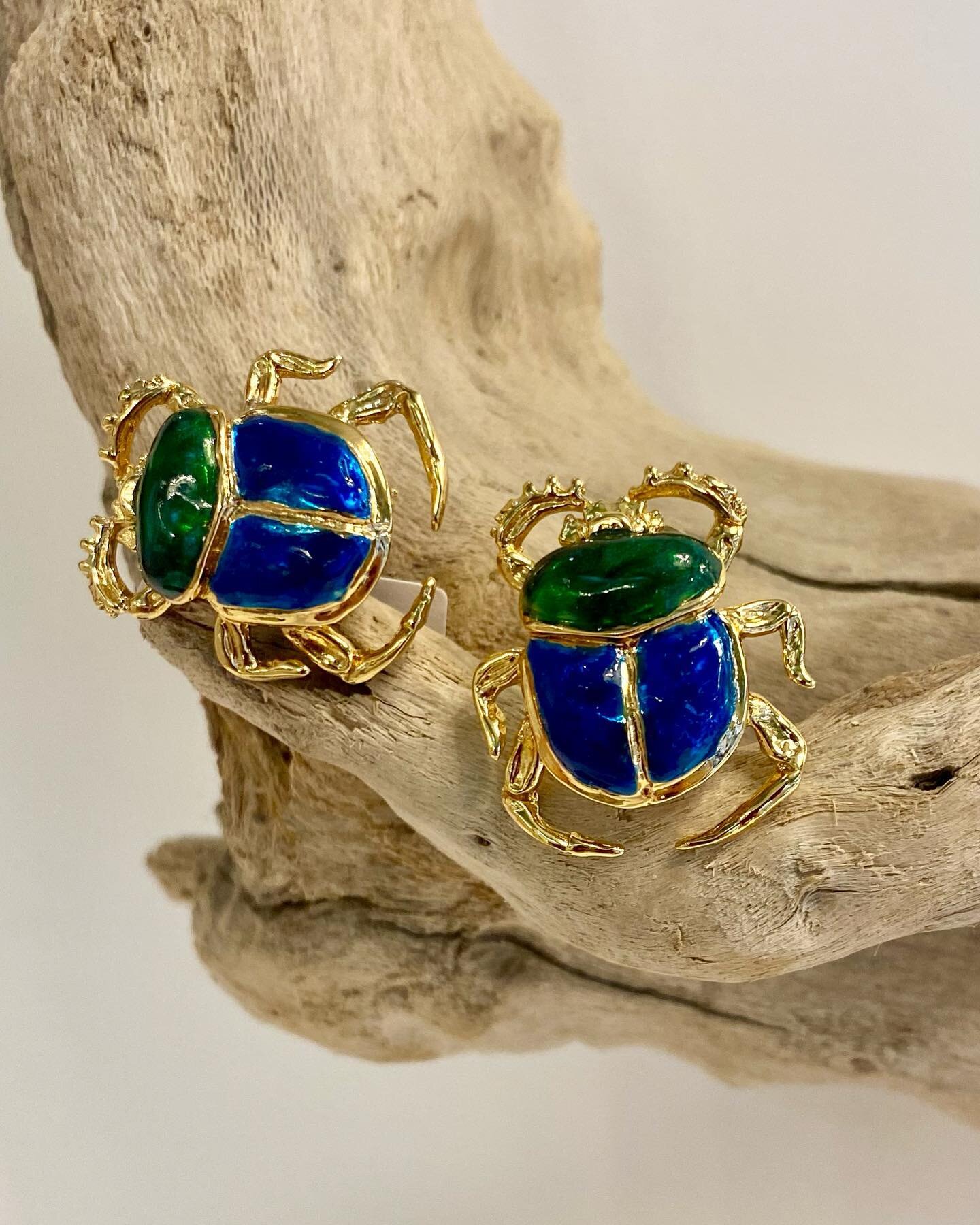 Orecchini ispirati al fascino e alla bellezza dello scarabeo.
Simbolo di rigenerazione, rinascita, protezione e buona fortuna aggiungeranno un tocco di originalit&agrave; e stile ai tuoi look.
-
-
-
In foto: orecchini scarabeo @bernarddelettrezoffici