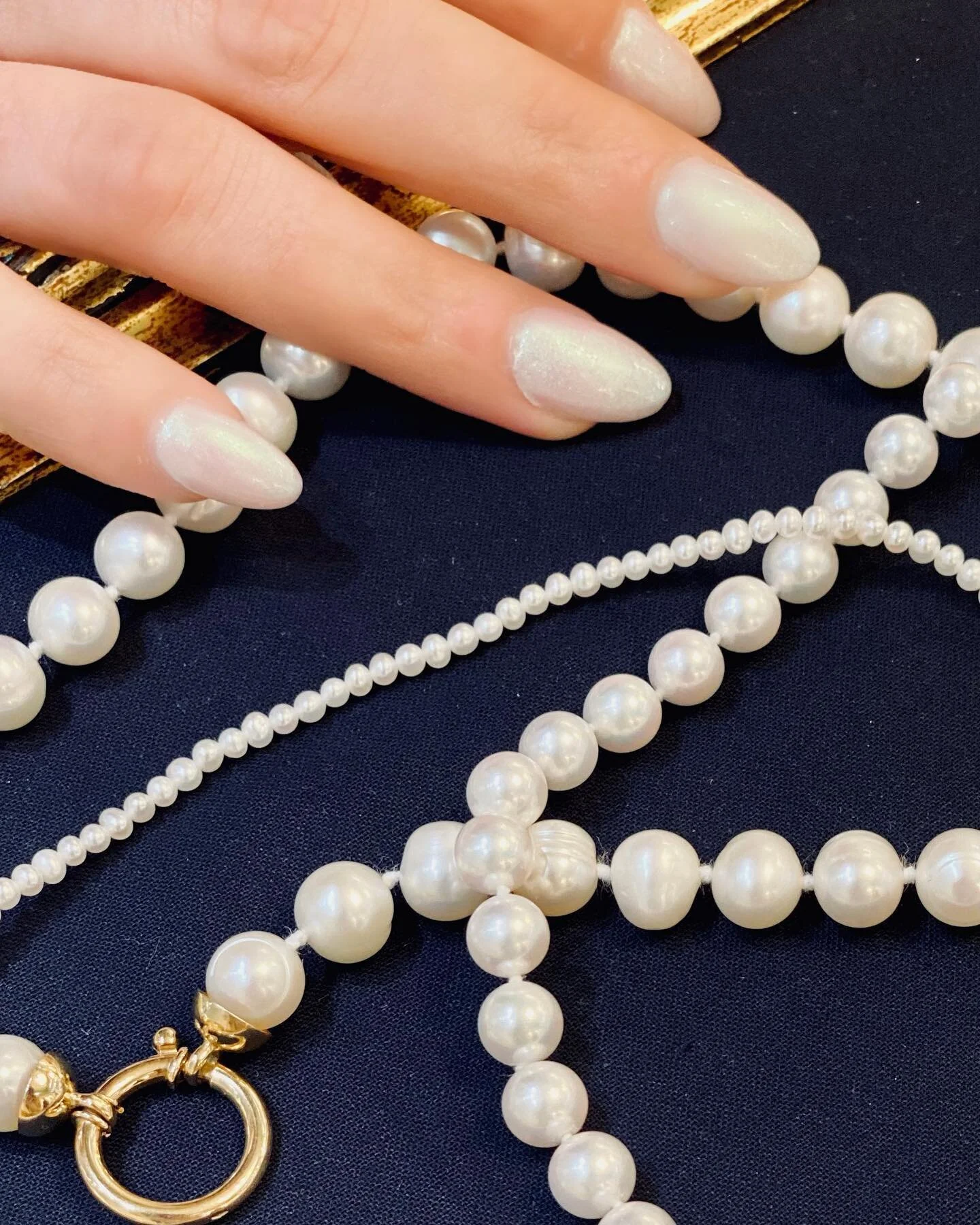 Un'incantevole cascata di eleganza, un gioiello senza tempo.
-
- 
-
In foto: collane di perle in varie dimensioni

📍Via Solferino 12 Milano
📍Corso Di Porta Vittoria 38 Milano

#perle#collanadiperle#gioielleria#gioilleriamilano#gioiellimilano#orolog