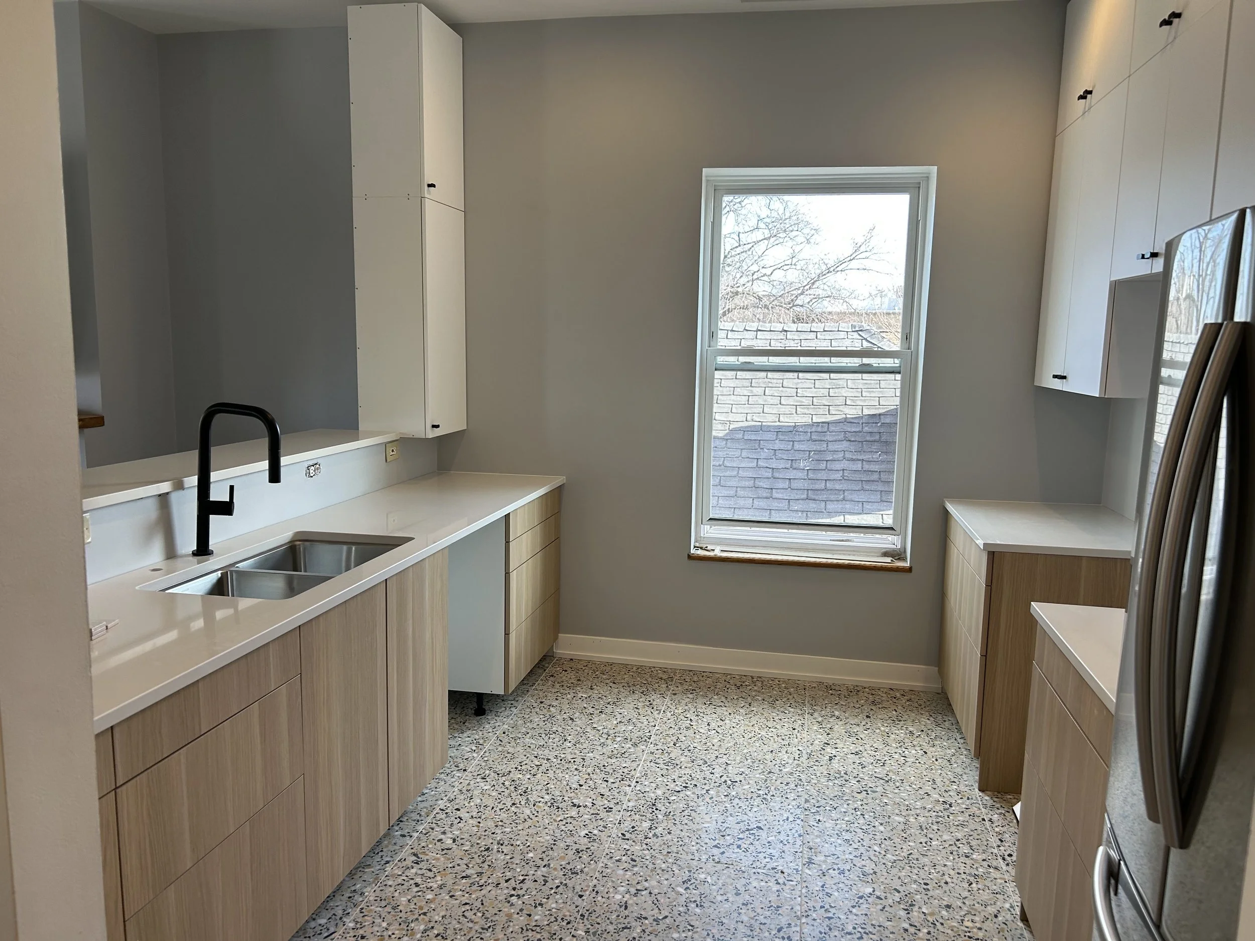 Countertops and sink installed. Starting to install the cabinet hardware