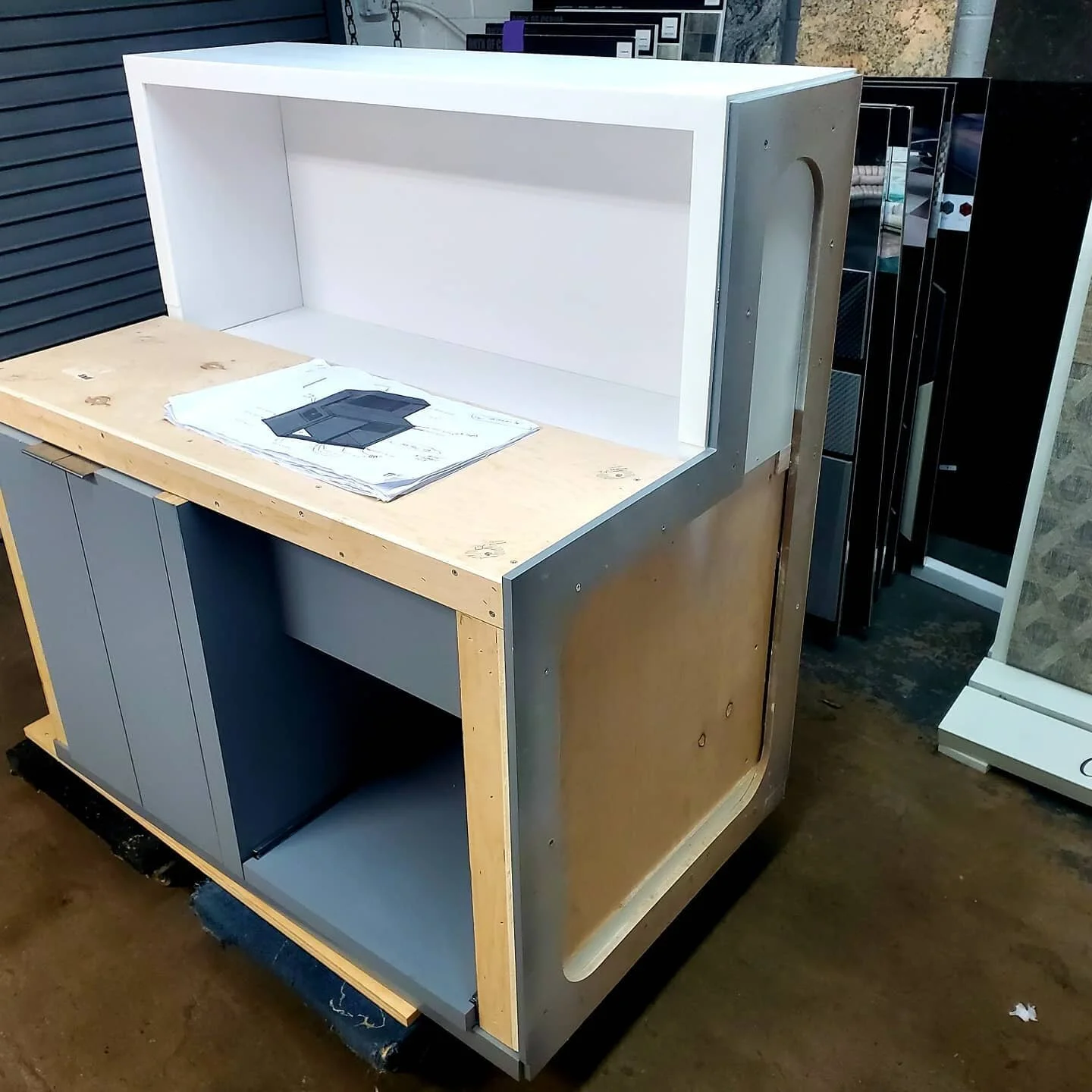 Commercial Work -  No Problem 
-  www.stonehaven.nyc -

Custom Marble  Concierge Desk Cladded with Statuario from #italy

Design - Fabrication - Installation 

#wegetitdone #manhattan #lobby #desk #entertainment #showcase #marble 

Email Us @ info@st