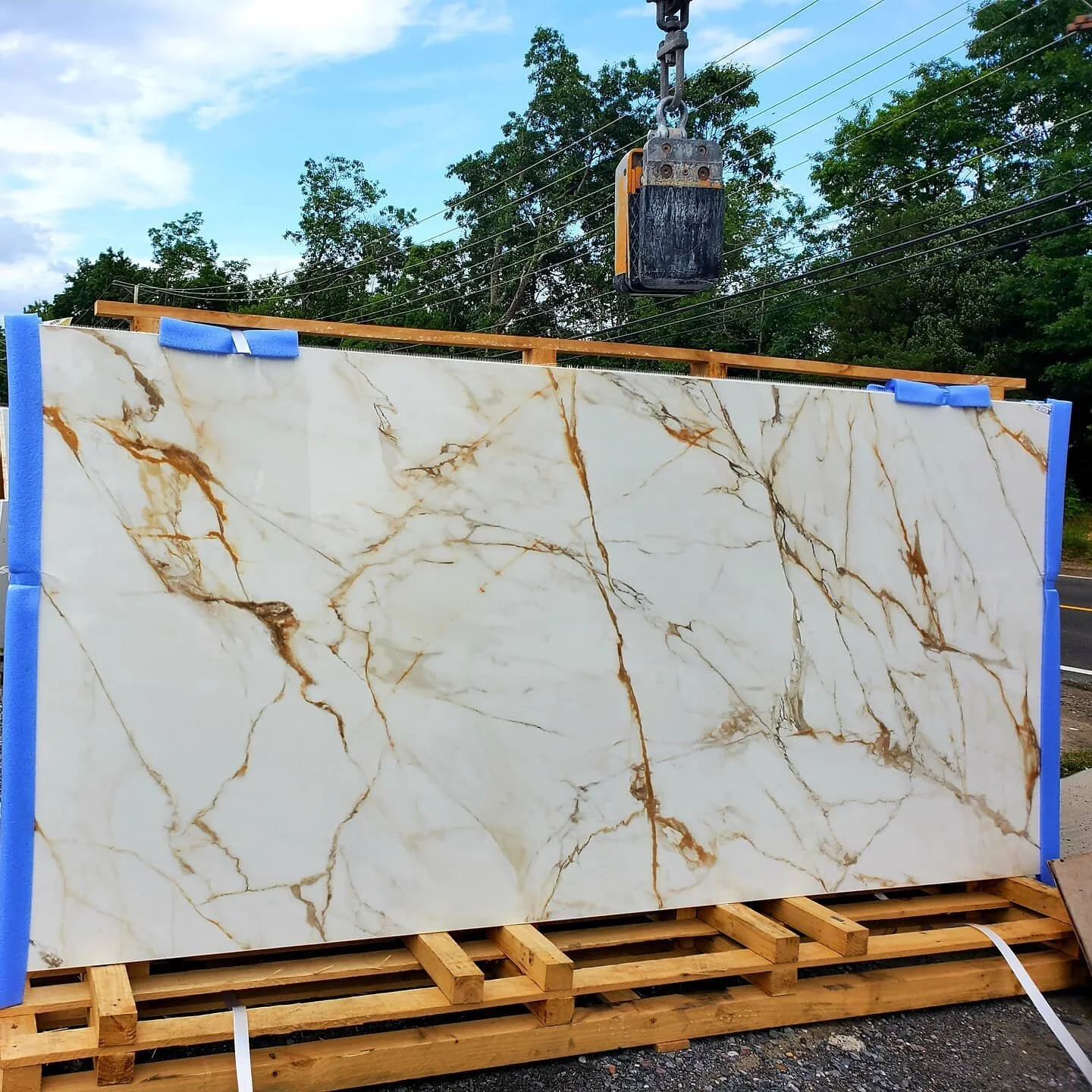 🔥Today's Arrival - What a Beauty 🔥

#xtone @porcelanosa Calacatta Gold 12mm

Large Format #porcelain Panels 2021

Exclusive @ www.stonehaven.nyc 

#manhattan Kitchen Counter To Plan

#newyorkcity #luxury #design 

This Is Gonna Look So Nice - Full 