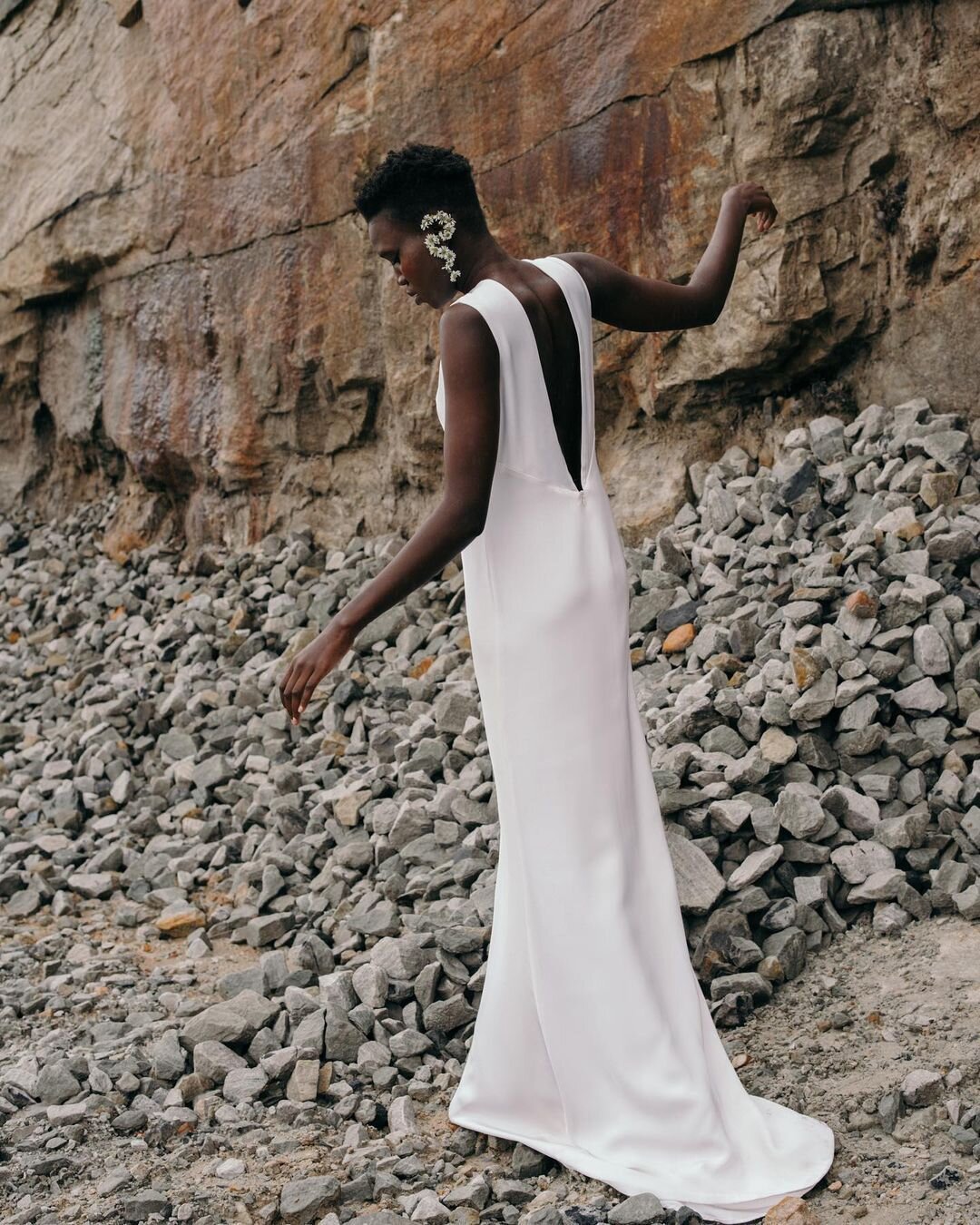 Giadi 🐚 A beautifully weighted matte silk cr&ecirc;pe de chine skims the silhouette in this column gown with round neck and breathtaking deep v-back. Available for fittings.
#TheFallBride