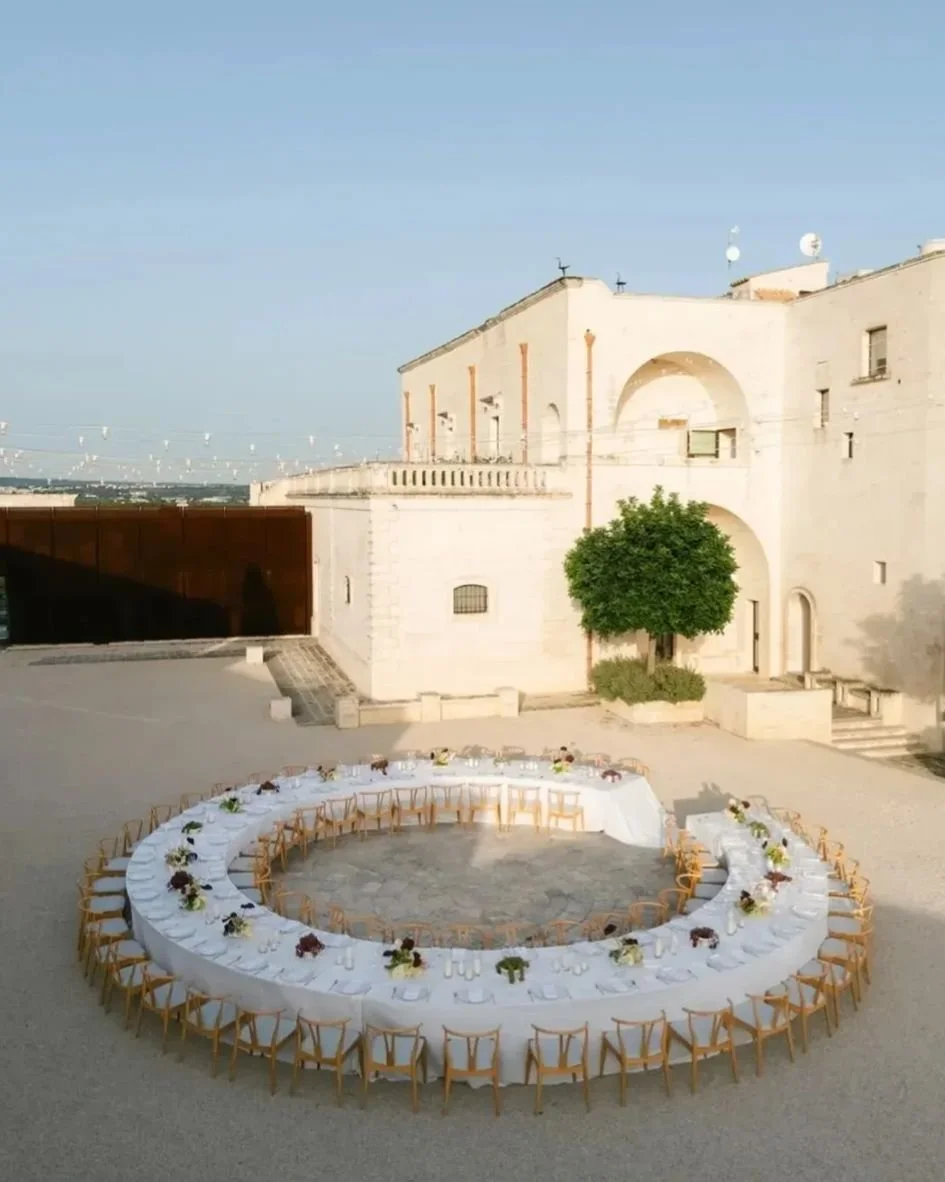 Circular seating at @amastuola by @sonaweddings
Captured by @dmolstudio
#TheFallBride