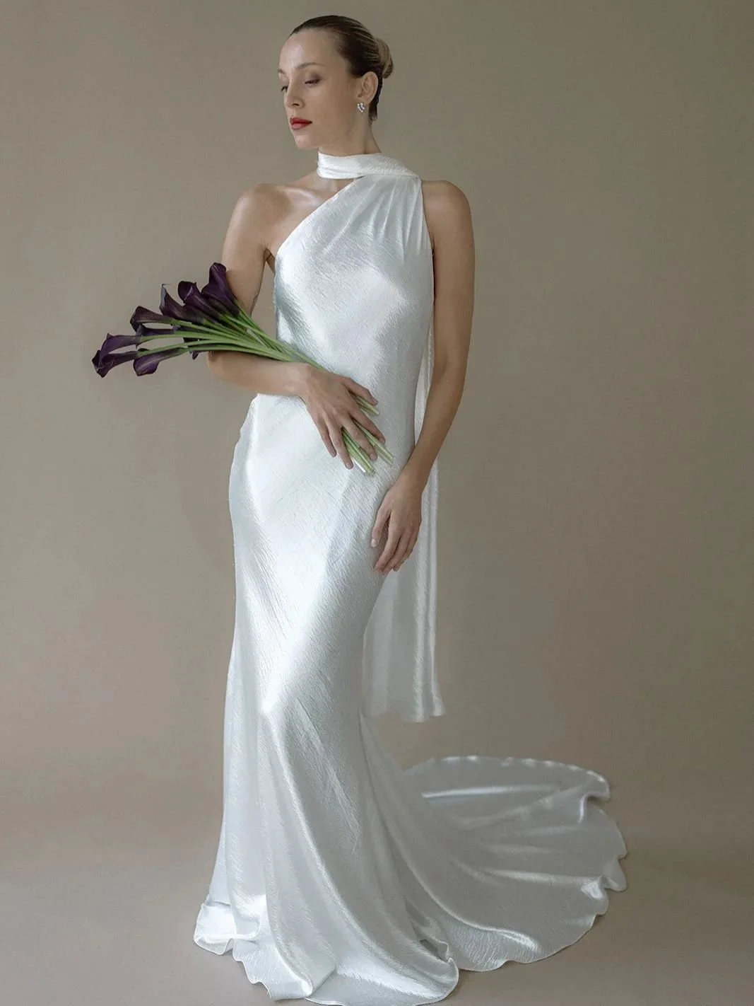 The liquid satin Palm by @newhite_bridal, captured by @ninawernicke 🕊
#TheFallBride