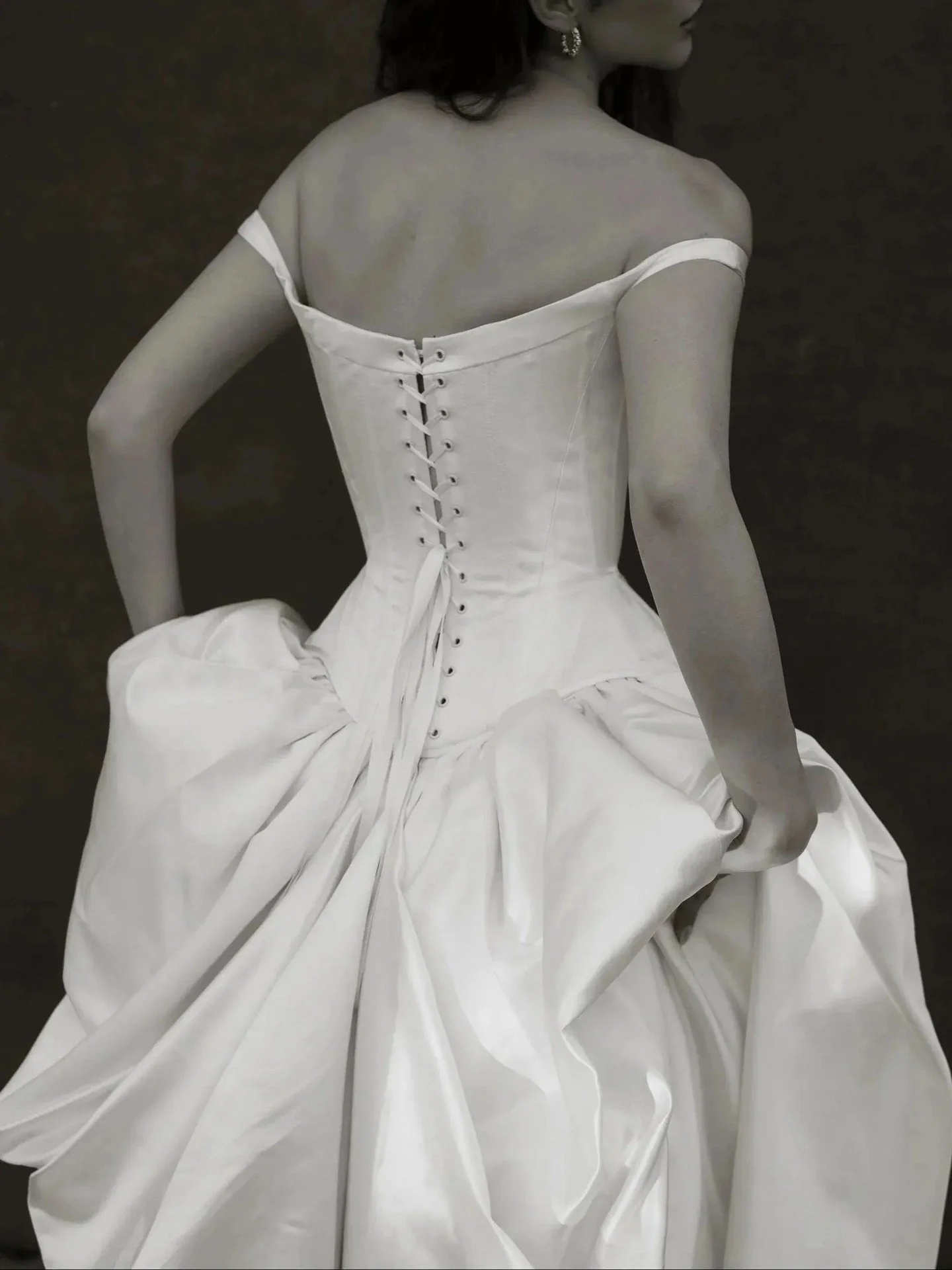 Discover the art of corsetry at the @bretagnestudio trunk show, 20-22 March. Final spaces remaining at the link in bio.
#TheFallBride