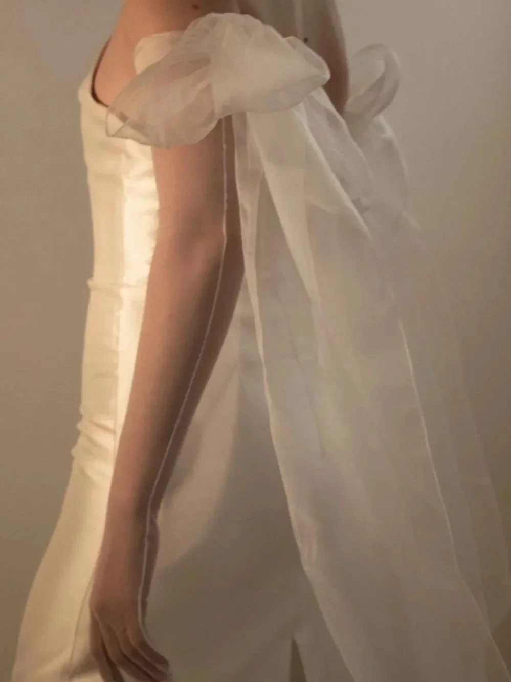 Discover C'est Jeanne in London, 16-22 February. Join us for an exclusive trunk show for the bridal collection from Dutch glove maker C'est Jeanne. Book an Accessories fitting 16-22 February to discover these couture bridal gloves.
#TheFallBride