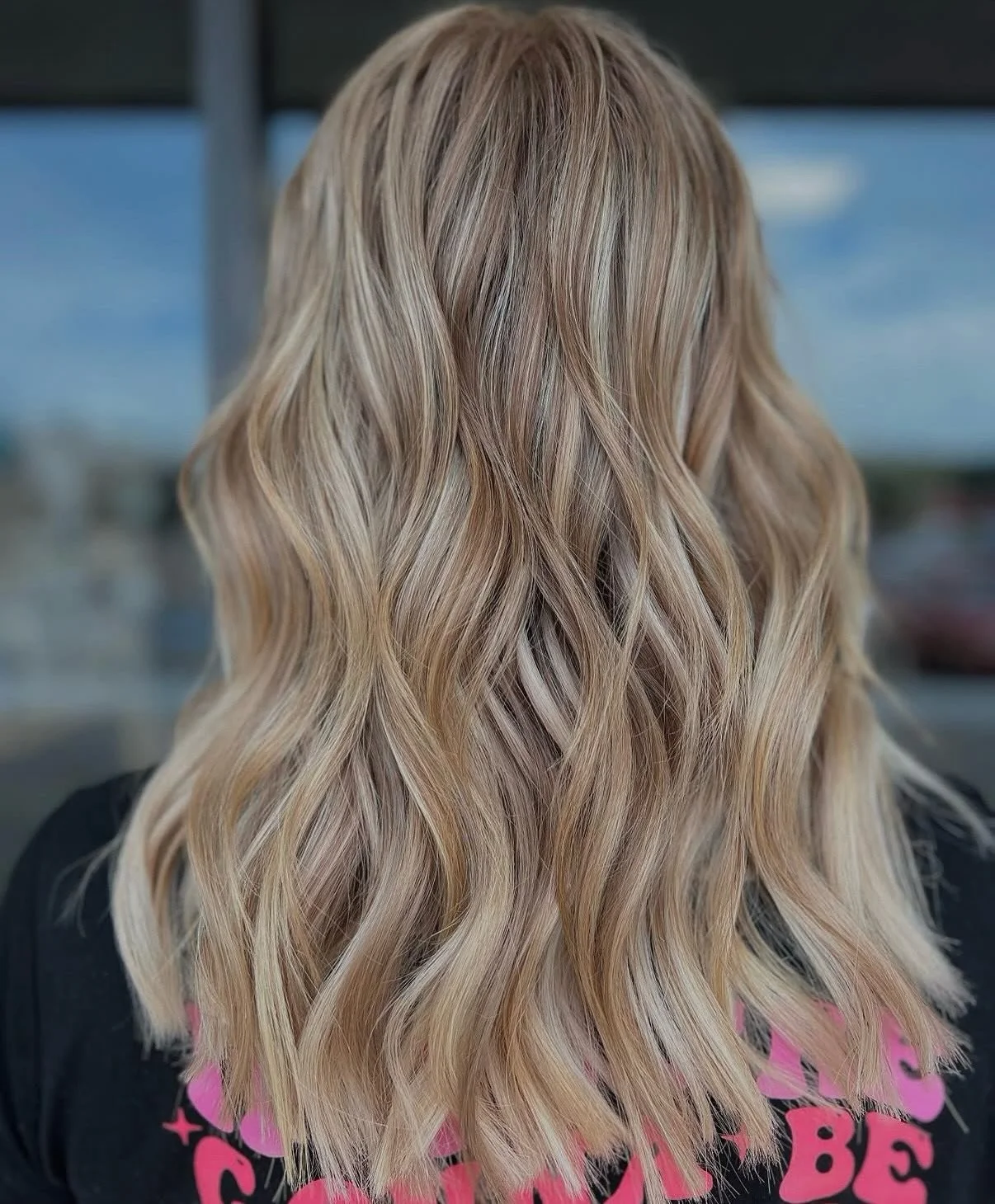 Did you know several of our stylists are extension specialists?✨
Check out this gorgeous before-and-after of an I-tip extension install that added the perfect touch of volume. @hairbykathrynnichols