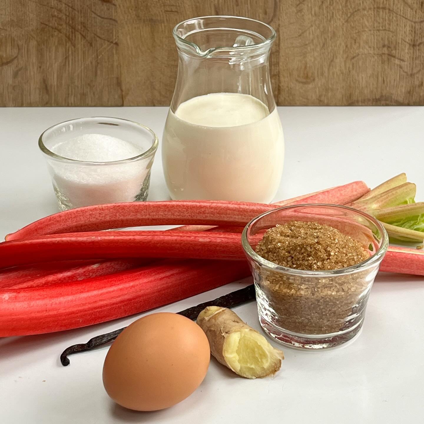 rhubarb and ginger cr&egrave;me br&ucirc;l&eacute;e 

wonderful wye valley rhubarb for our ginger cr&egrave;me br&ucirc;l&eacute;e ! 

combining the tartness of rhubarb and a rich spicy cream with a crunchy layer of caramel on top ! 
.
.
.
#topdelish