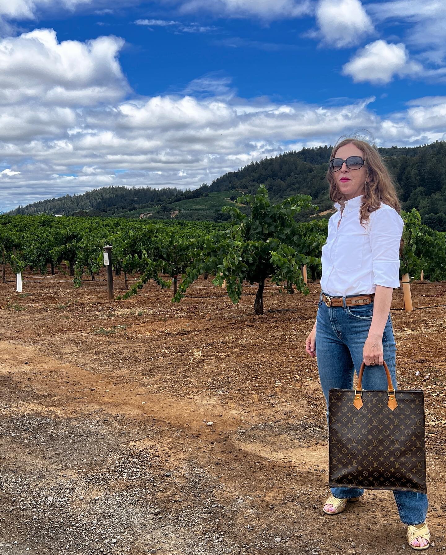 Hey! I have handbags on Phlox now including this very chic @louisvuitton shopper tote. This fabulous  bag really pulls a look together. 
Available now on the site. DM with questions! Had fun on this photo shoot in wine country with @creo_quindi 
#lou