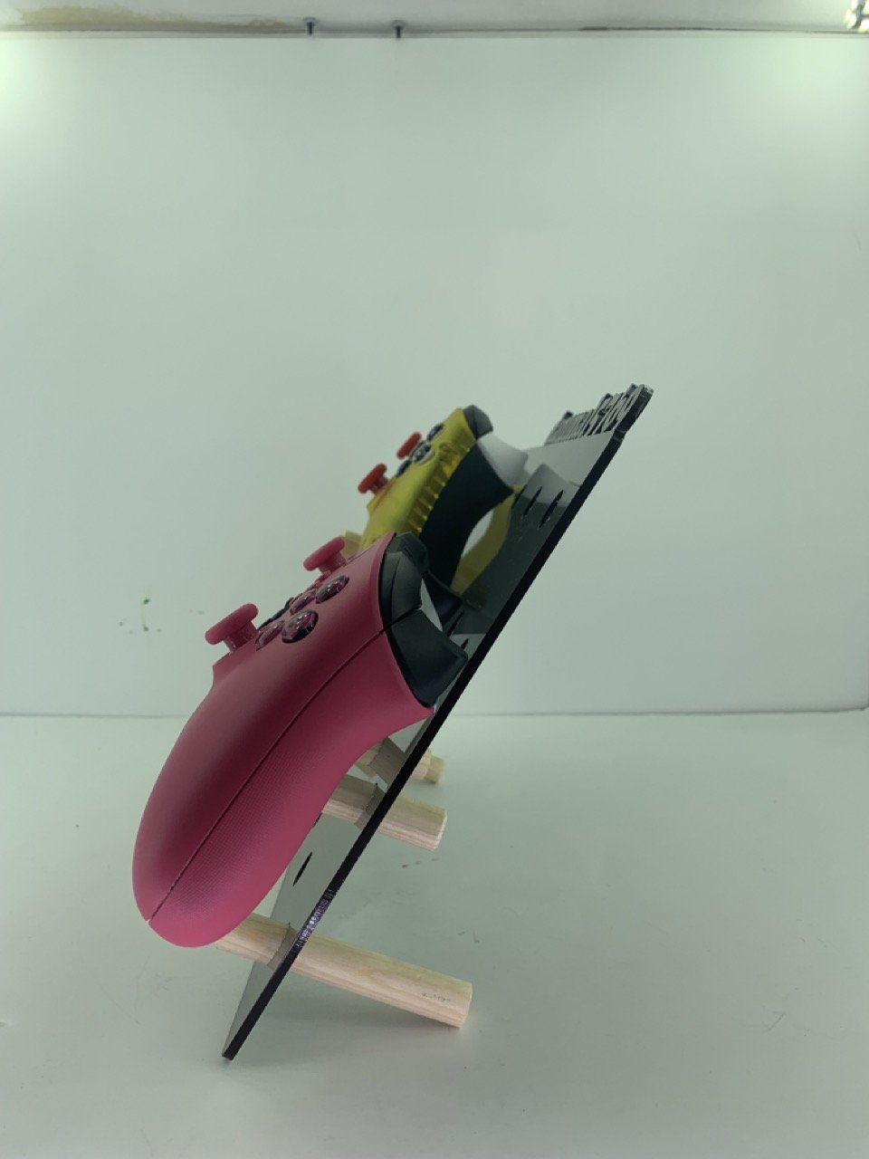 Side view to show the pegs