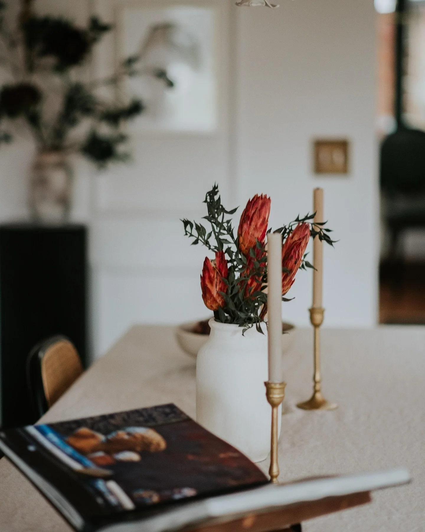 The dreamiest dining room stills by 📸 @amandahewson. I&rsquo;m telling you, a creamy linen tablecloth immediately adds 10 style points every. time. ✨
.
#interiordesign #seattleinteriordesign #morgancombedesign #onmytable #currenthomeview #myhomestyl