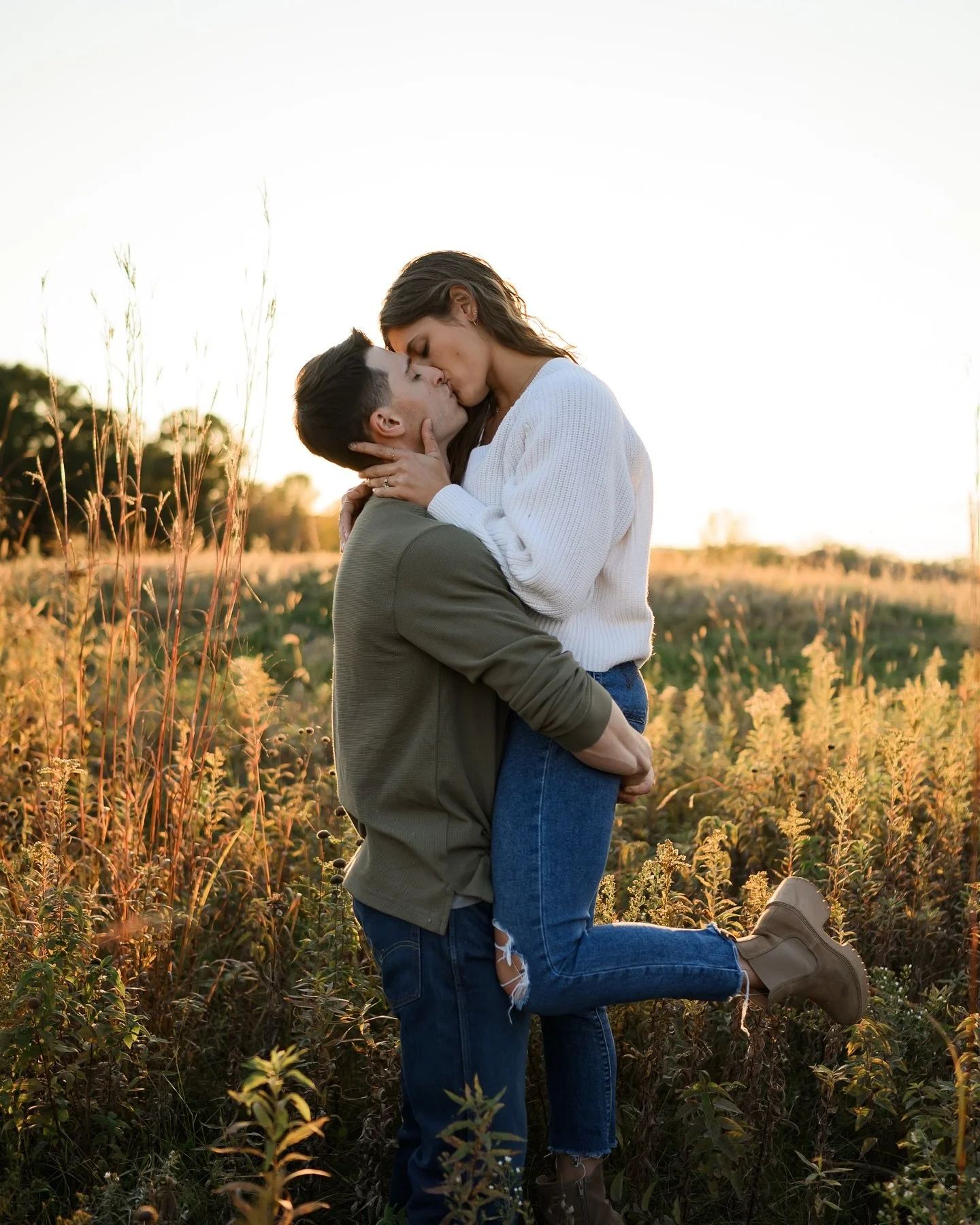 Continuing our fall/winter recap with this gorgeous golden hour session with Maddie and Karl ☀️