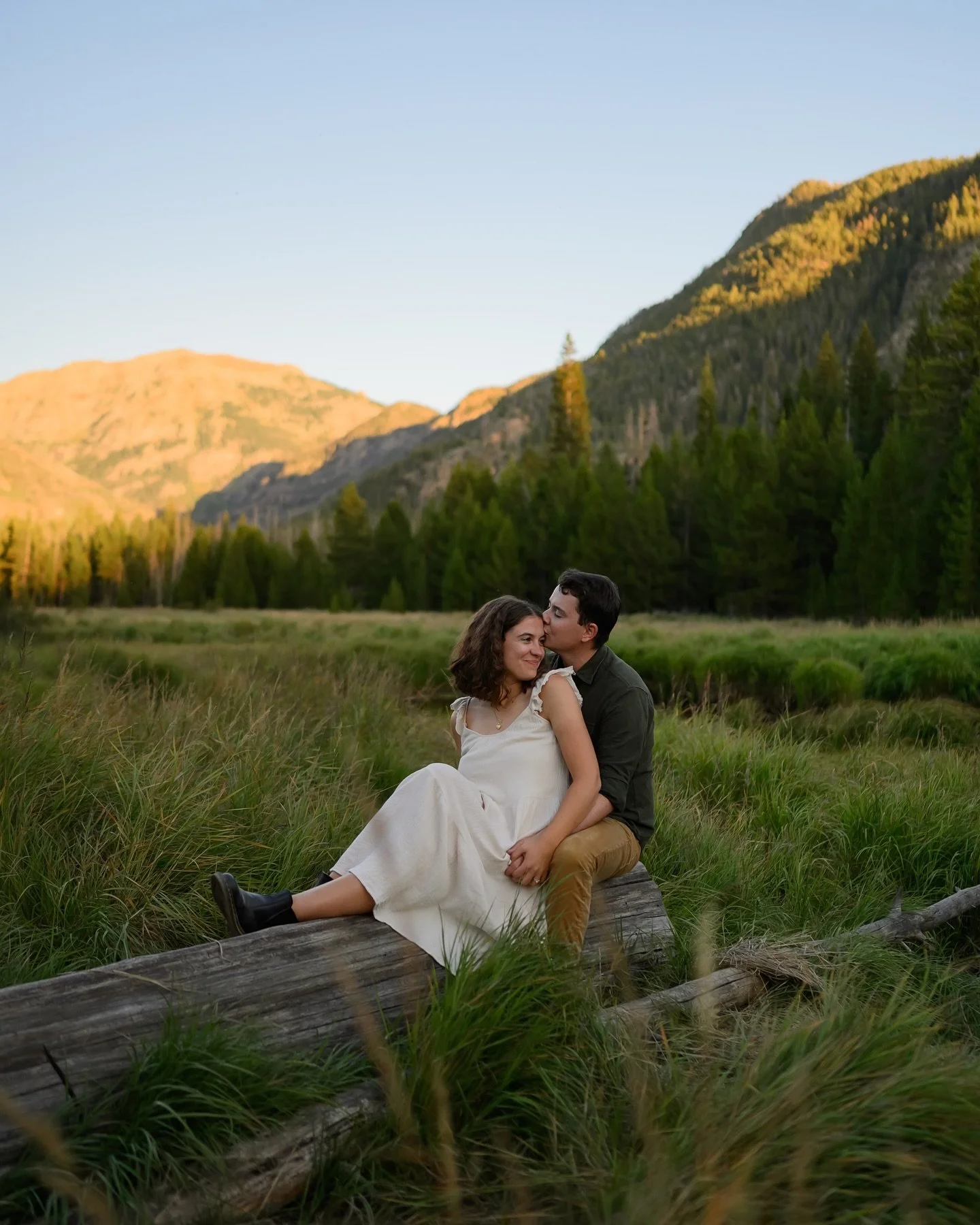 🫶 don&rsquo;t mind us coming back to Instagram after a long break away, catching up on sharing all our fall and winter sessions ✨ starting with this stunning engagement session of our dear friends Ellie + Christopher. We got to fly out to CO to docu