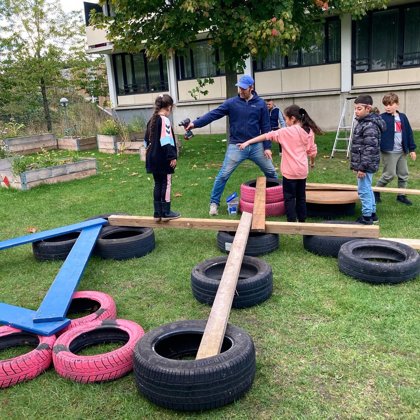 L&aring;n &amp; Leg bygger legeplads 😎🔨🌈 Tak for en sk&oslash;n afslutning p&aring; sommers&aelig;sonen af L&aring;n &amp; Leg! Med tr&aelig;, skruer og en stjerneregn af gode ideer har b&oslash;rnene sammen med gutterne fra WhatBox bygget en sej 