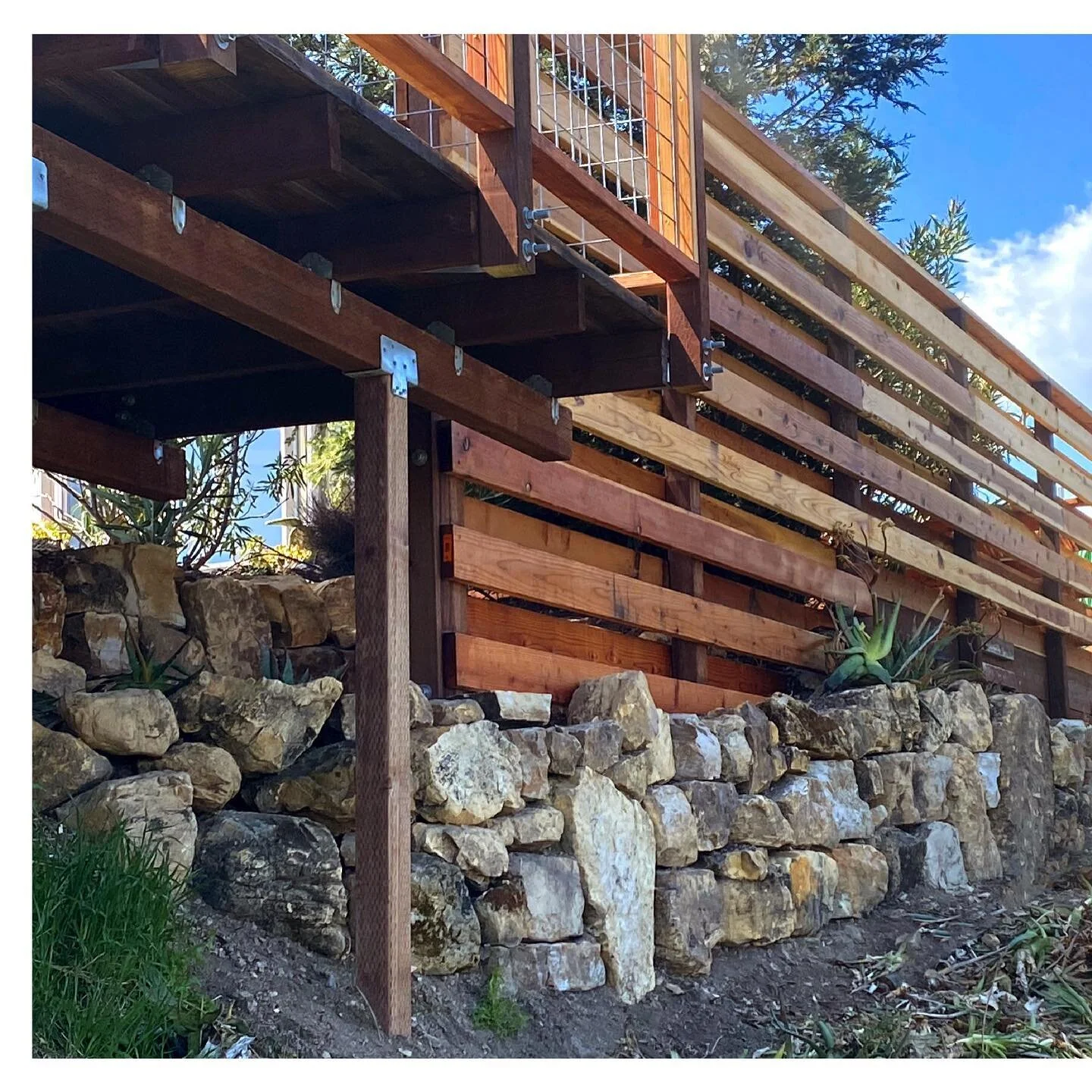 The mountainside called for some beautiful repurposed stone with California Redwood cattle panel fencing up top

#mossworksco #landscapearchitecture #landscapedesign #landscapeing #nativelandscape #architecture #designandbuild #mountainlandscape #des