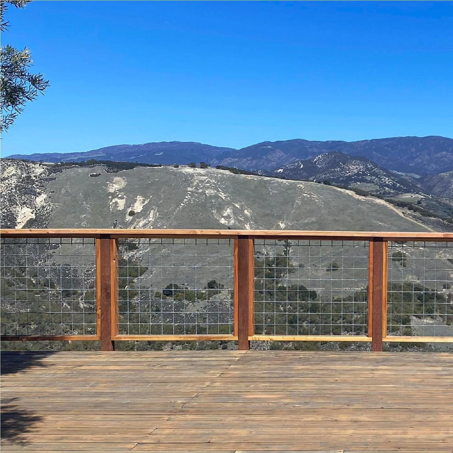 California Redwood cattle panel fencing - pre varnish. 

#mossworksco #landscapearchitecture #landscapedesign #landscapeing #nativelandscape #architecture #designandbuild #mountainlandscape #designplan #plantingplan #carmelvalley #californiaplants #c