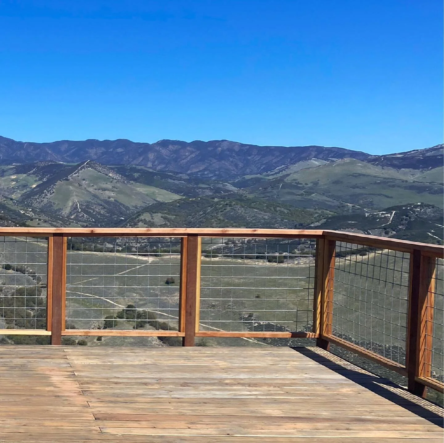 California Redwood cattle panel fencing - pre varnish. 

#mossworksco #landscapearchitecture #landscapedesign #landscapeing #nativelandscape #architecture #designandbuild #mountainlandscape #designplan #plantingplan #carmelvalley #californiaplants #c
