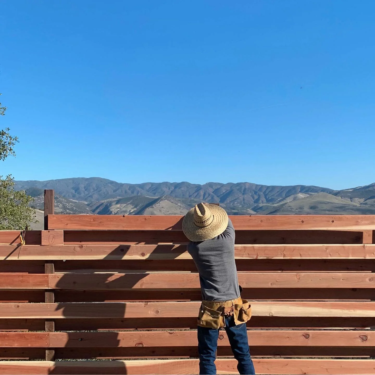 California Redwood mountainside fencing - pre varnish

#mossworksco #landscapearchitecture #landscapedesign #landscapeing #nativelandscape #architecture #designandbuild #mountainlandscape #designplan #plantingplan #carmelvalley #californiaplants #car