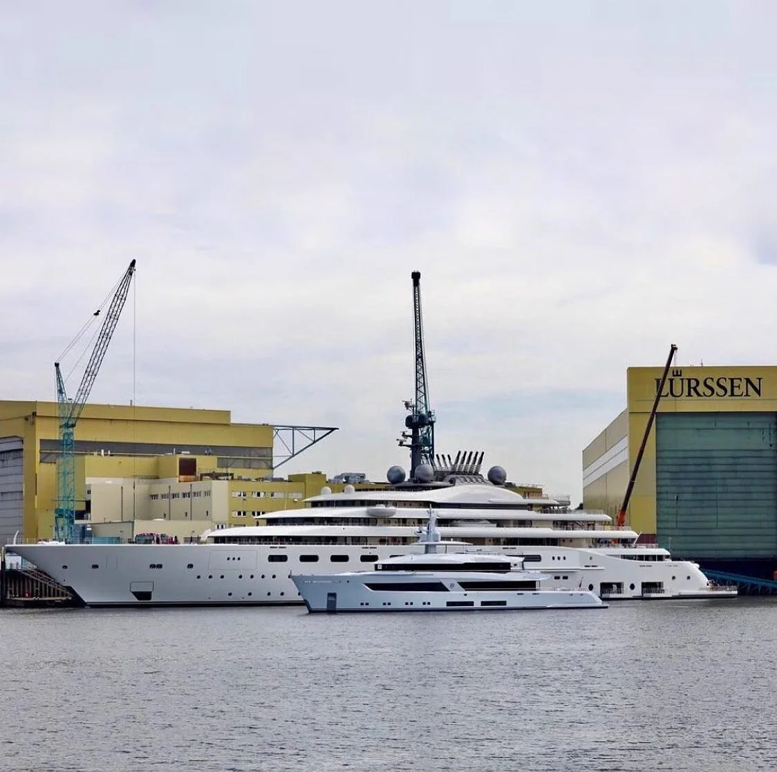 160m / 525&rsquo; &ldquo;Blue&rdquo; just launched from Lurssen Yachts next to her 55m / 180&rsquo; sister &ldquo;Moonsand&rdquo;

Blue is owned by Sheikh Mansour Al Nahyan

Photo credit: Carl Groll