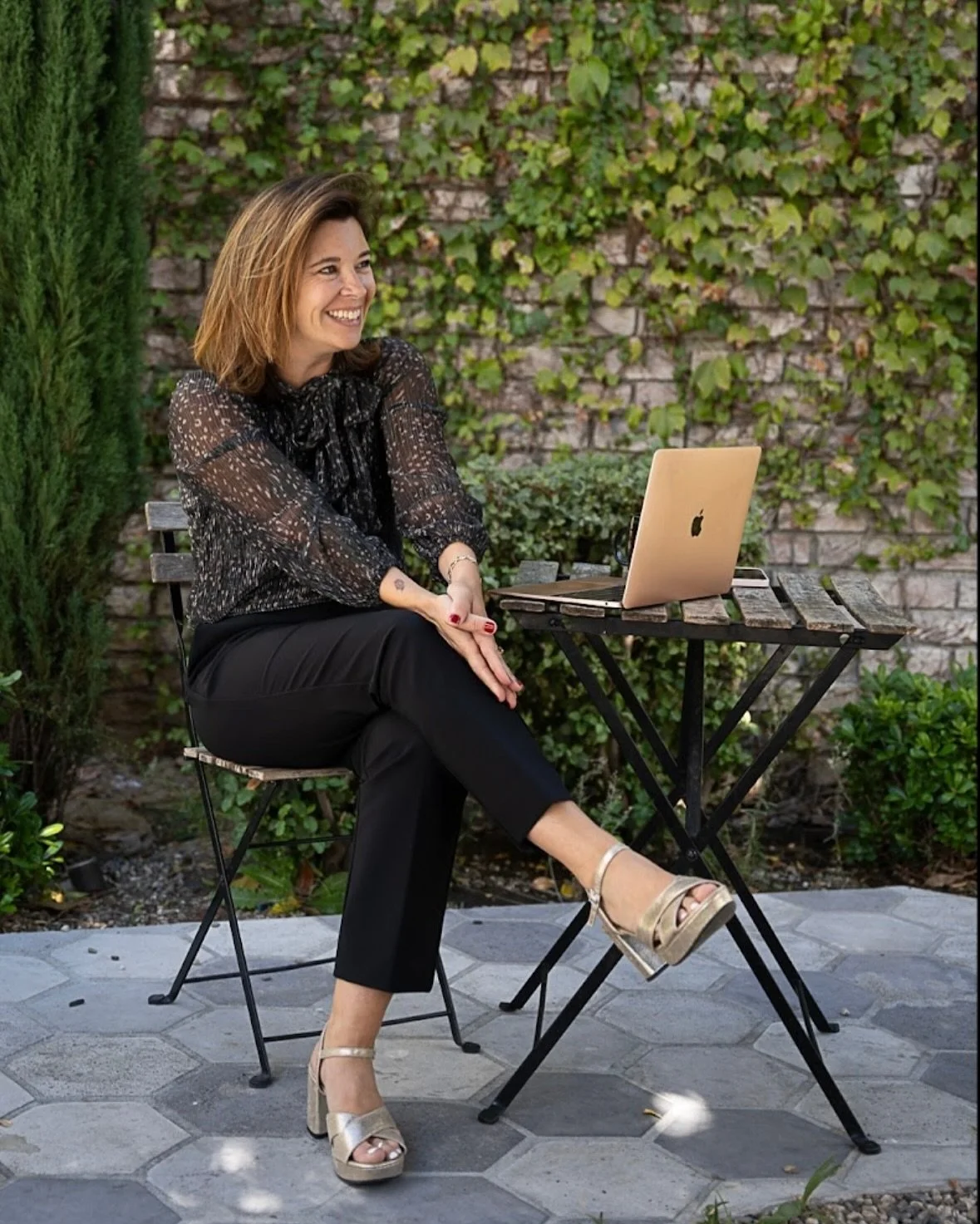 Some days I leave the house to work. Some days. I do quite love the flexibility of working remote but being able to show up onsite for my client projects.
Feeling grateful for it all. 🤍
Shouts to @natty_style for keeping me looking fresh and ditch