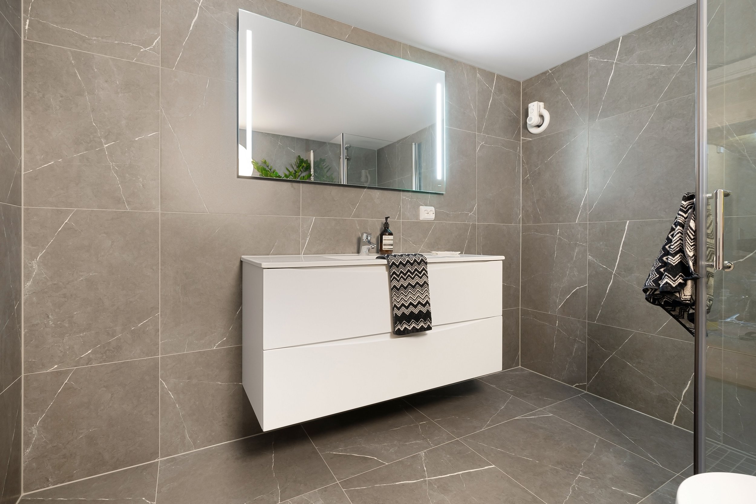 bathroom tiles.jpg