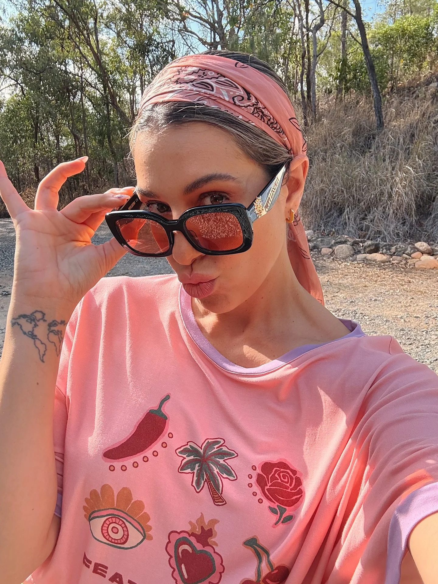 Happy weekend F+F fam ❤️&zwj;🔥 Is this how the cool kids still pose? 🤪 This silly little photo is just your colourful weekly reminder not to take life too seriously ~ it&rsquo;s far too short not to truly enjoy it. Smile often, let go of what you c