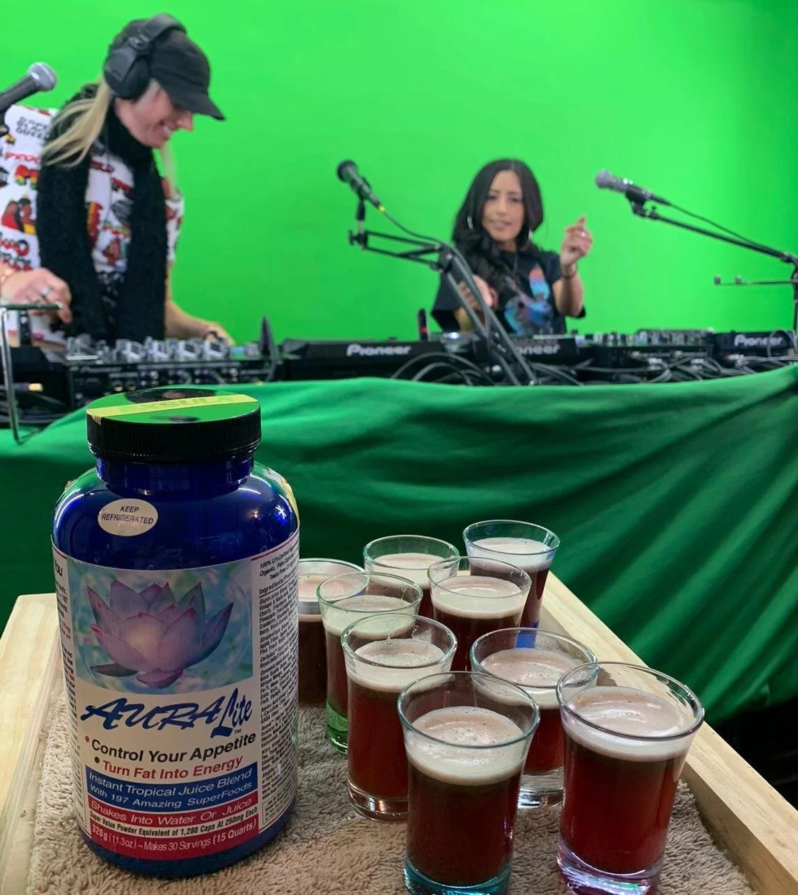 Viv Vitals Sponsored stream - 90's
- #MondayMotivation / VItalitty Party (Miss Monday, Stevie Nicole)