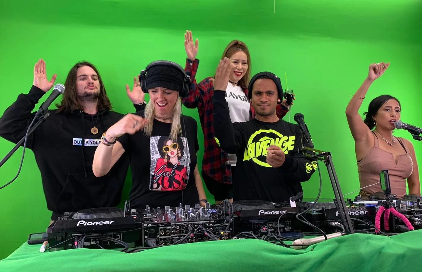 Viv Vitals Sponsored stream -Women's Day 
- #MondayMotivation / VItalitty Party (Queso Wut, Miss Monday, Sophia Lin, Lavenge, Stevie Nicole)