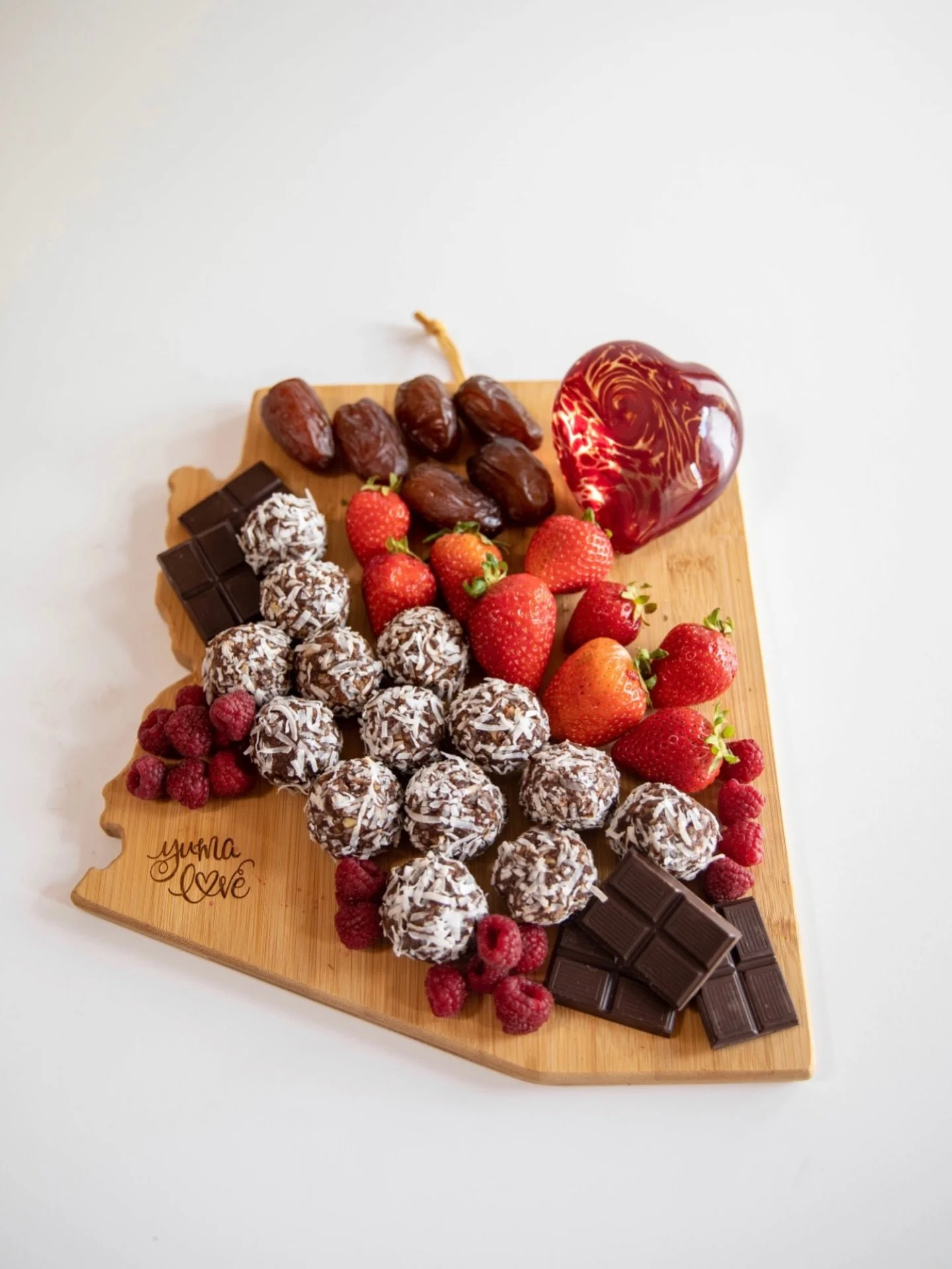 Roses are red, violets are blue&hellip; the perfect date is sweet, organic, and grown in Arizona, just for you. 💛 

Order today!

#desertfruitfarms #organicmedjooldates #arizonagrown #weship📦