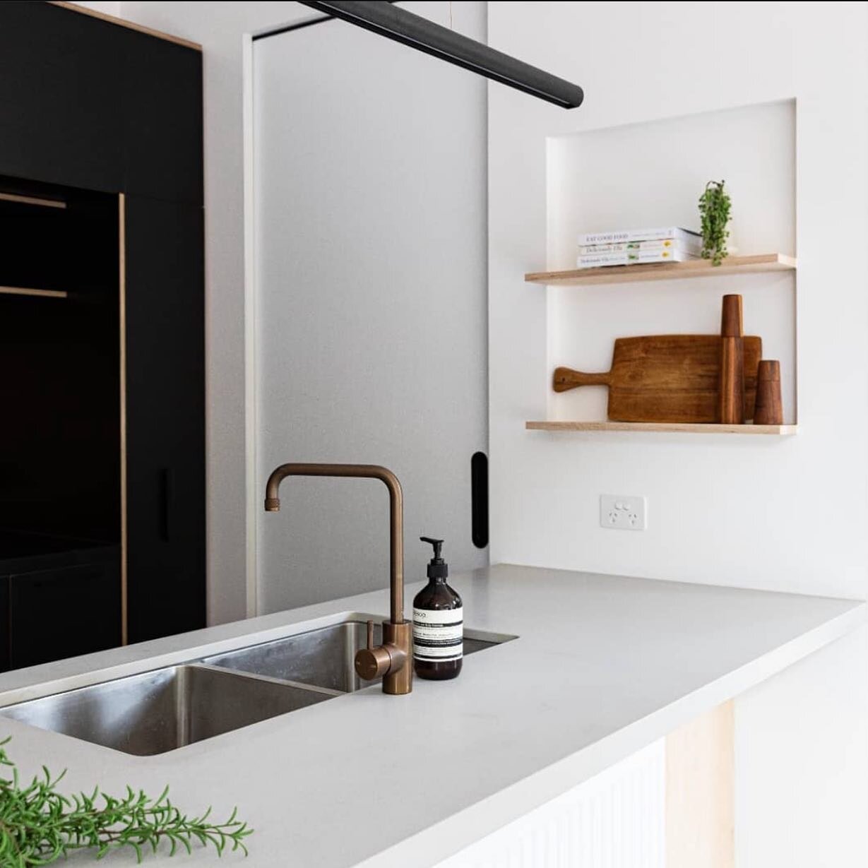 A lovely kitchen with Paperock cabinetry from @craftscalejoinery #australiankitchen #australianinteriors #blackcabinetry #paperock