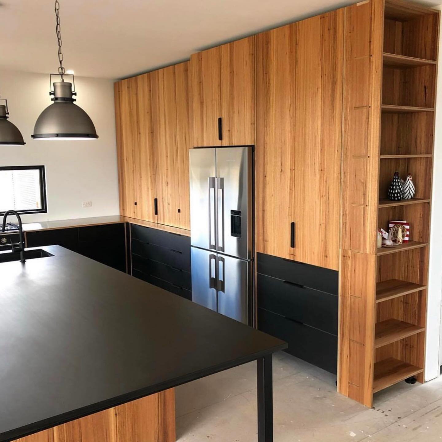We love this new kitchen by @staunchwoodfurniture using Paperock SOLID for their benchtops.
#australiankitchen #blackkitchen #paperock #paperocksolid
