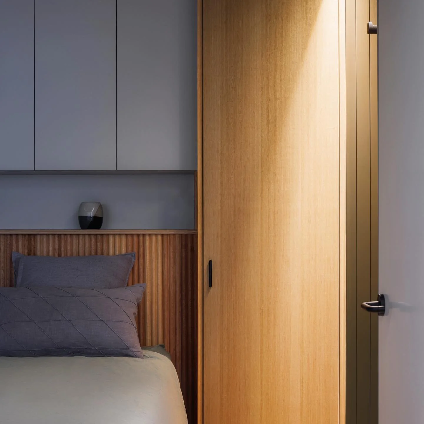 We love how @whiskerarchitecture crafted a bedroom for relaxing using Paperock TACTILE in Light Concrete.
📷 philthyng 
#australianinteriors #australianarchitecture #passivehouse #paperock #paperocktactile