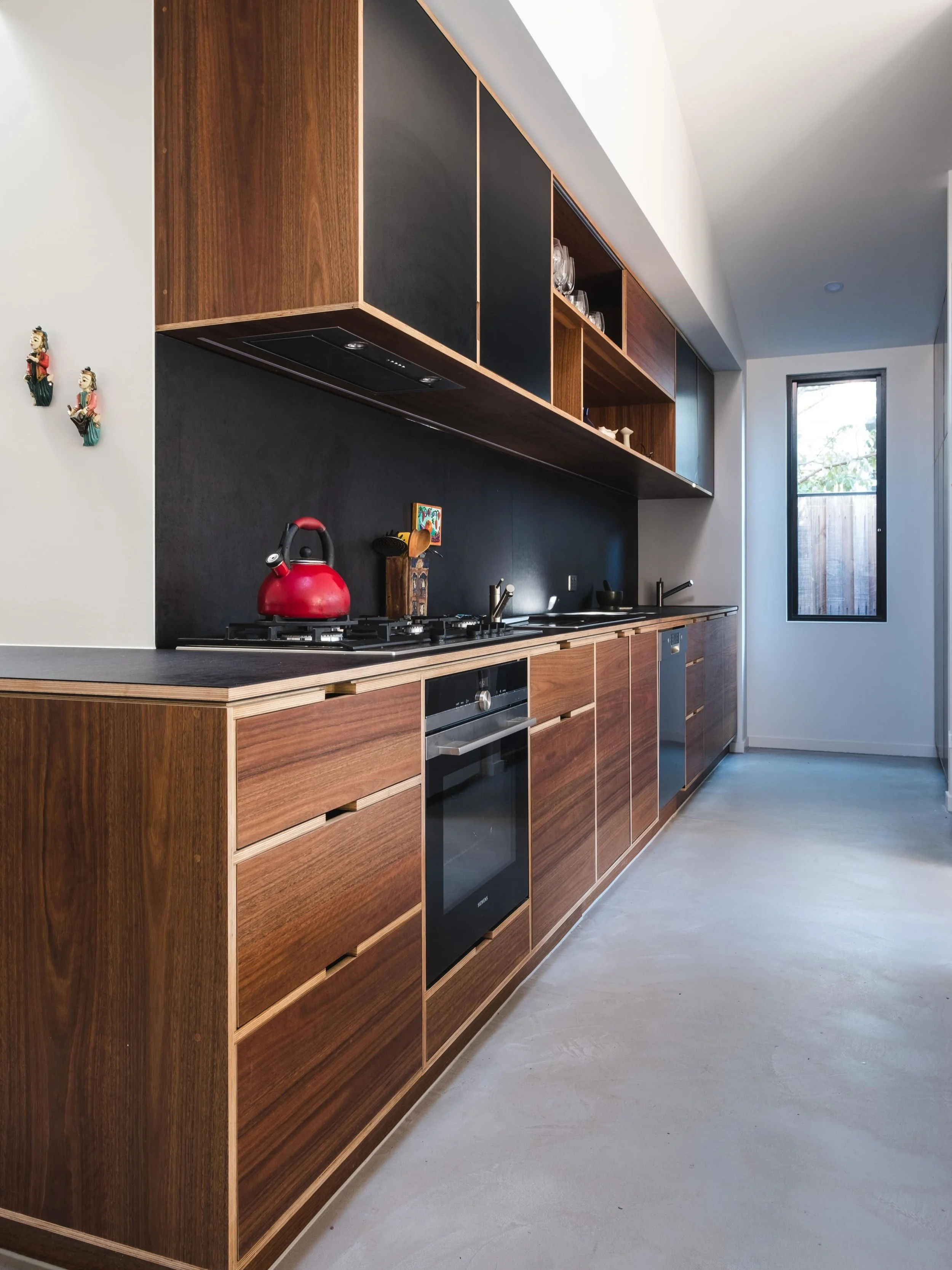 Have you considered Paperock SOLID as a splash back? Our 6 and 10mm sheets are impervious to moisture and heat resistant up to 170 degrees C.

It also looks great as shown in this kitchen by @wood.beast. Get in touch to find out more.

#blackkitchen 