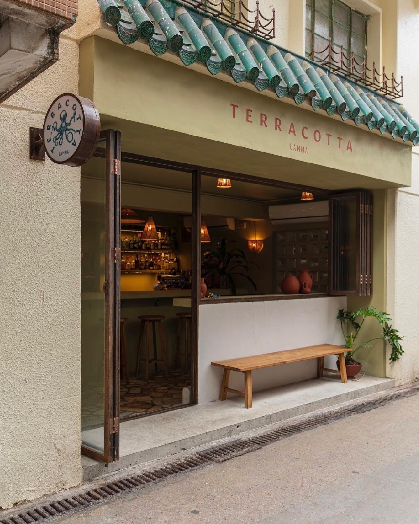 A cosy little spot on Lamma Island, serving what is properly Hong Kong&rsquo;s best Mediterranean food and cocktails. 

#lammaisland #terracotta #terracottalamma #hongkongfoodie #fandbinterior #interiordesign #interior #design #restaurantdesign