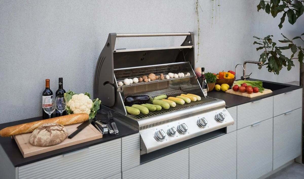 Bright and airy outdoor kitchen in the garden of an elegant villa