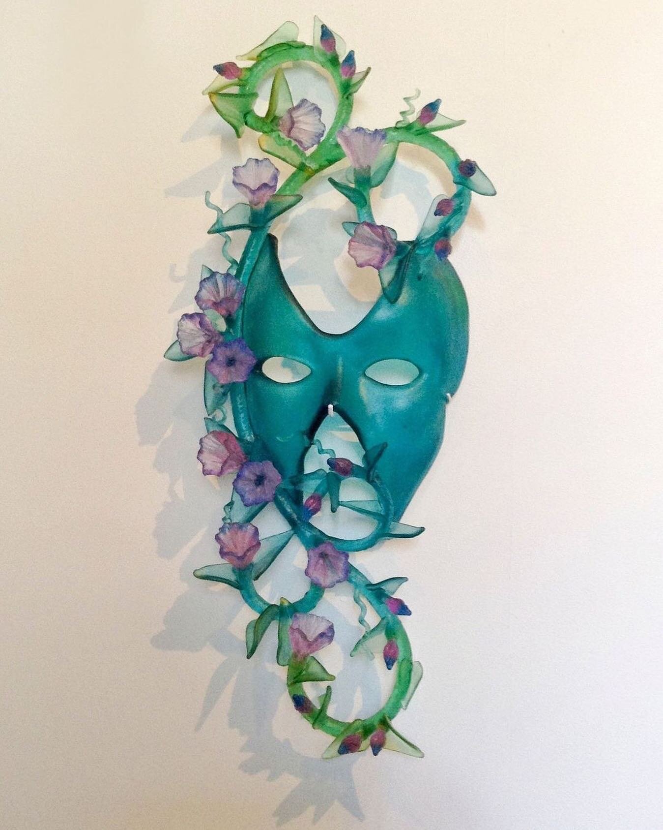 Posted @withregram &bull; @glassartinnz Mary II Mask by Evelyn Dunstan @evelyndunstan
Exhibited at Focus On Glass 22, Estuary Art Centre Orewa until Oct 30

Convolvulous, Jade &amp; emerald, hyacinth, cobalt flowers. Lost wax cast, 45% lead crystal g
