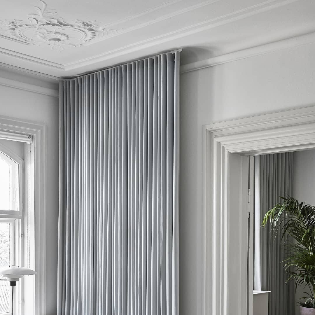 Curtain details from my private interior project. Textile and curtain rods made from sustainable sources. So happy with the result @anddrape @aluproff 

#interiordesign #helleflou #privateapartment #curtains #curtaindesign #curtainrods
Photo by @pern