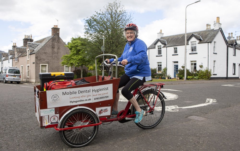  Dental hygienist, Fiona Perry, from Flying Smiles, who is doing treatments in gardens amid a massive backlog of demand due to covid and cycles between houses with her equipment on a cargo bike. June 25 2021 
