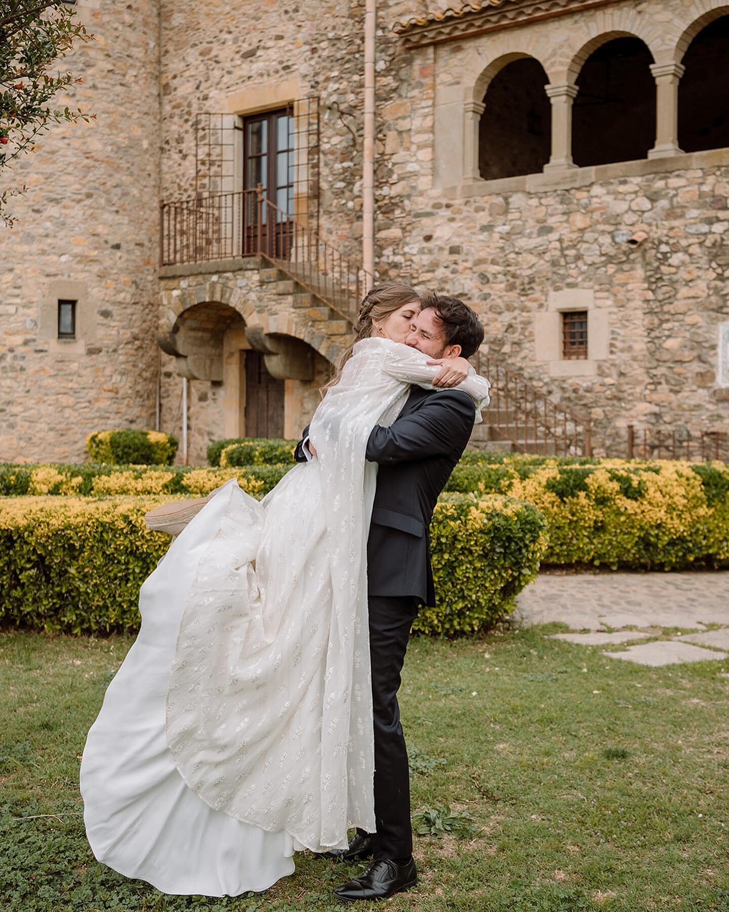 S&iacute;lvia y Rafa se casaron en Abril en Buenos Aires y en Mayo en el Ampurd&aacute;n ❤️

Nos hace mucha ilusi&oacute;n compartir fotos de su gran d&iacute;a en @mas.sendra con su vestido y abrigo de organza bordada ✨

Muchas gracias por confiar e